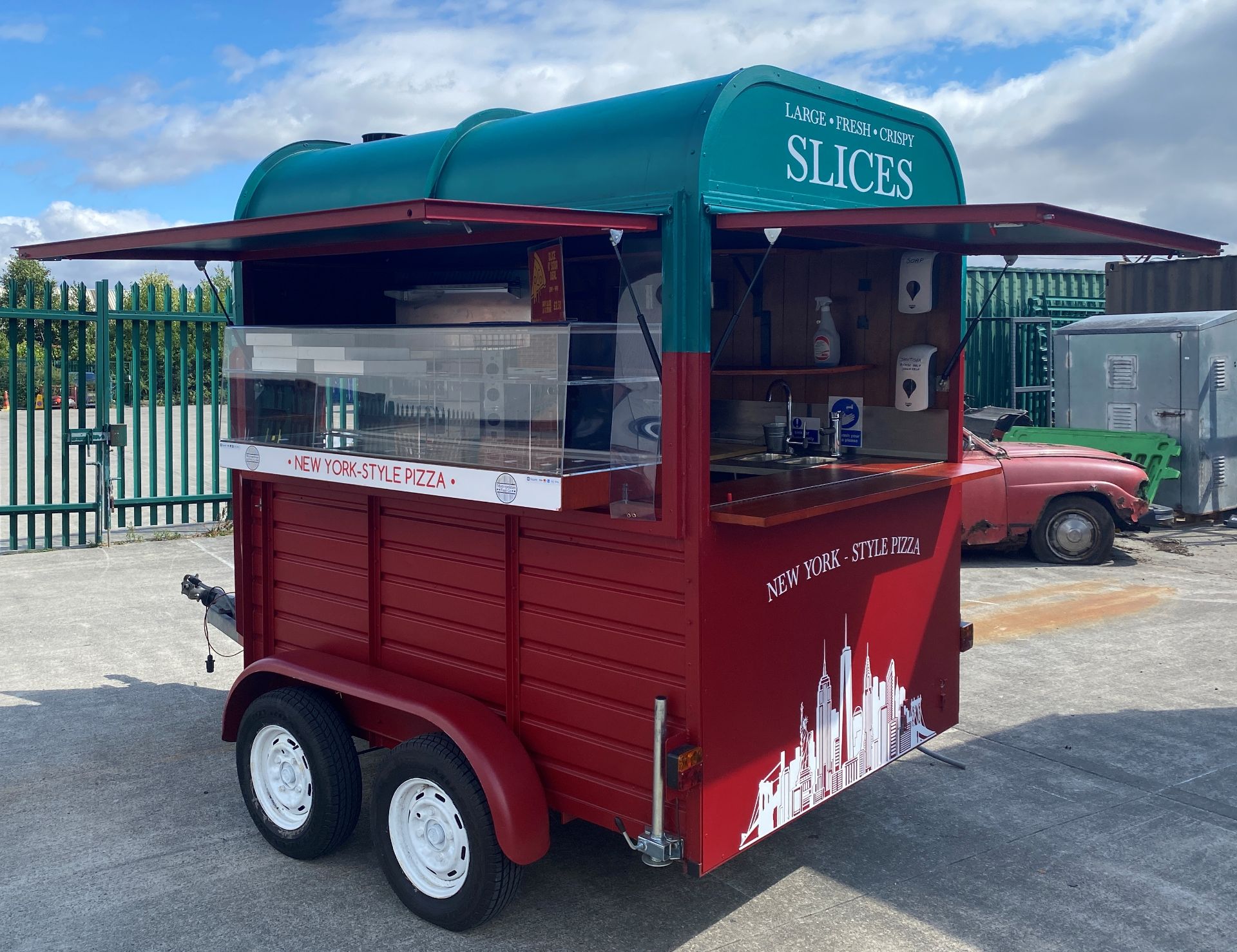 TWIN AXLE HORSE BOX CONVERTED TO A PIZZA/CATERING TRAILER with red and green panels and New York - Image 10 of 39