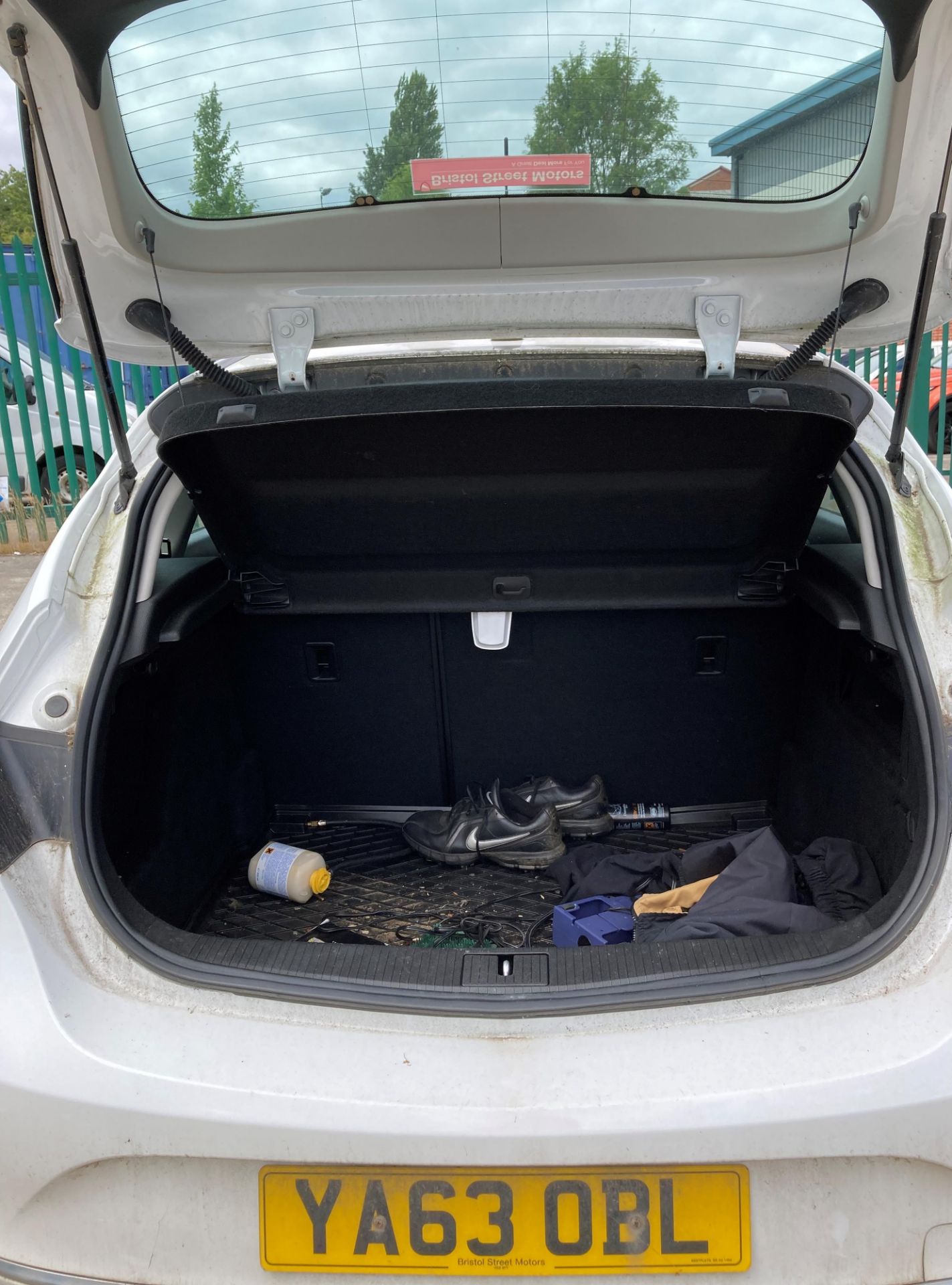 VAUXHALL ASTRA EXCITE 1.4 FIVE DOOR HATCHBACK - Petrol - White - Black cloth interior. - Image 4 of 7