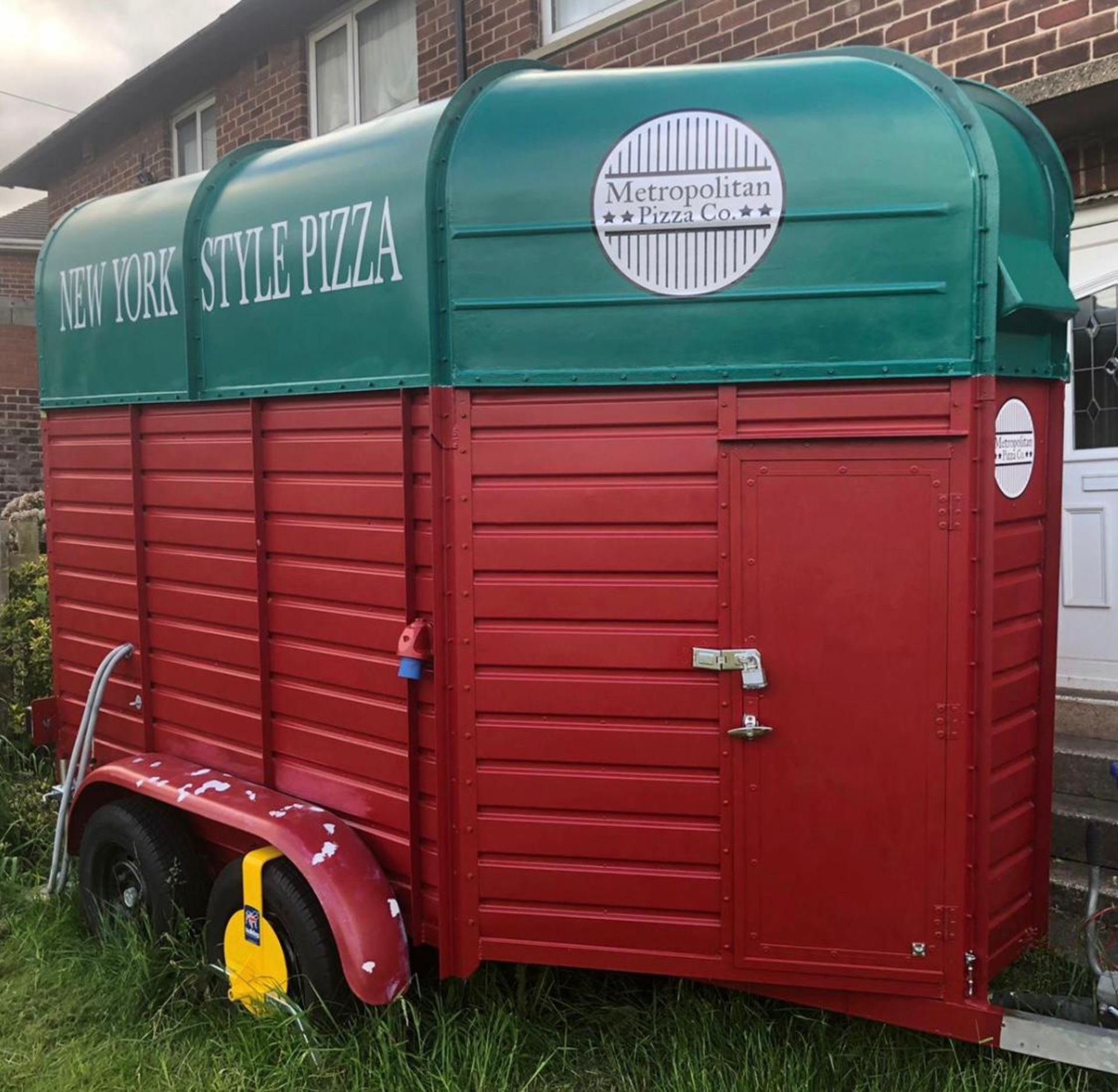 TWIN AXLE HORSE BOX CONVERTED TO A PIZZA/CATERING TRAILER with red and green panels and New York - Image 36 of 39