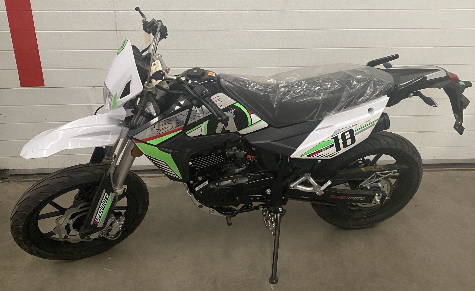 SINNIS APACHE 18 SUPERMOTO MOTORCYCLE - Petrol - Black/White/Green. - Image 8 of 19