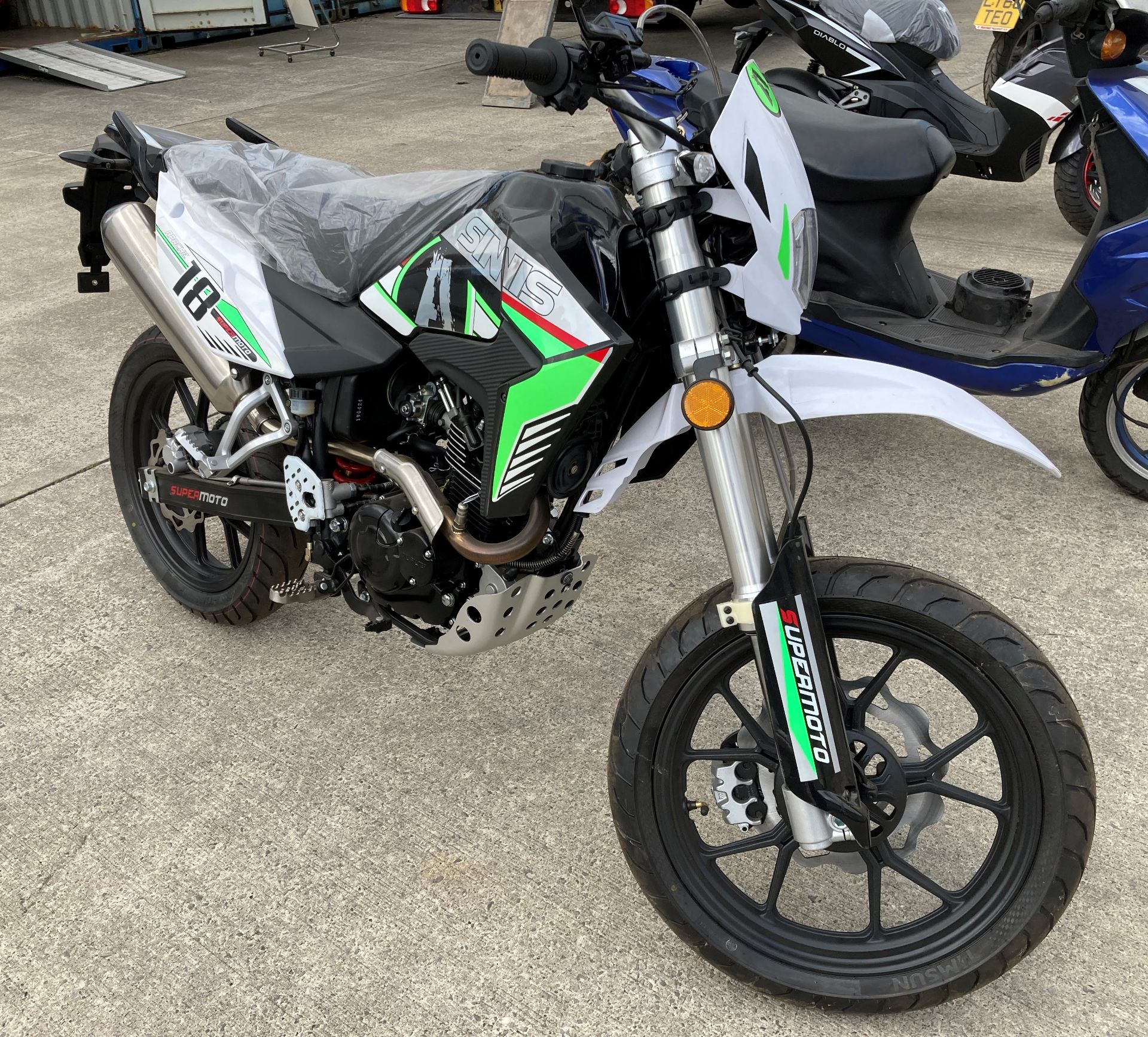 SINNIS APACHE 18 SUPERMOTO MOTORCYCLE - Petrol - Black/White/Green. - Image 2 of 19