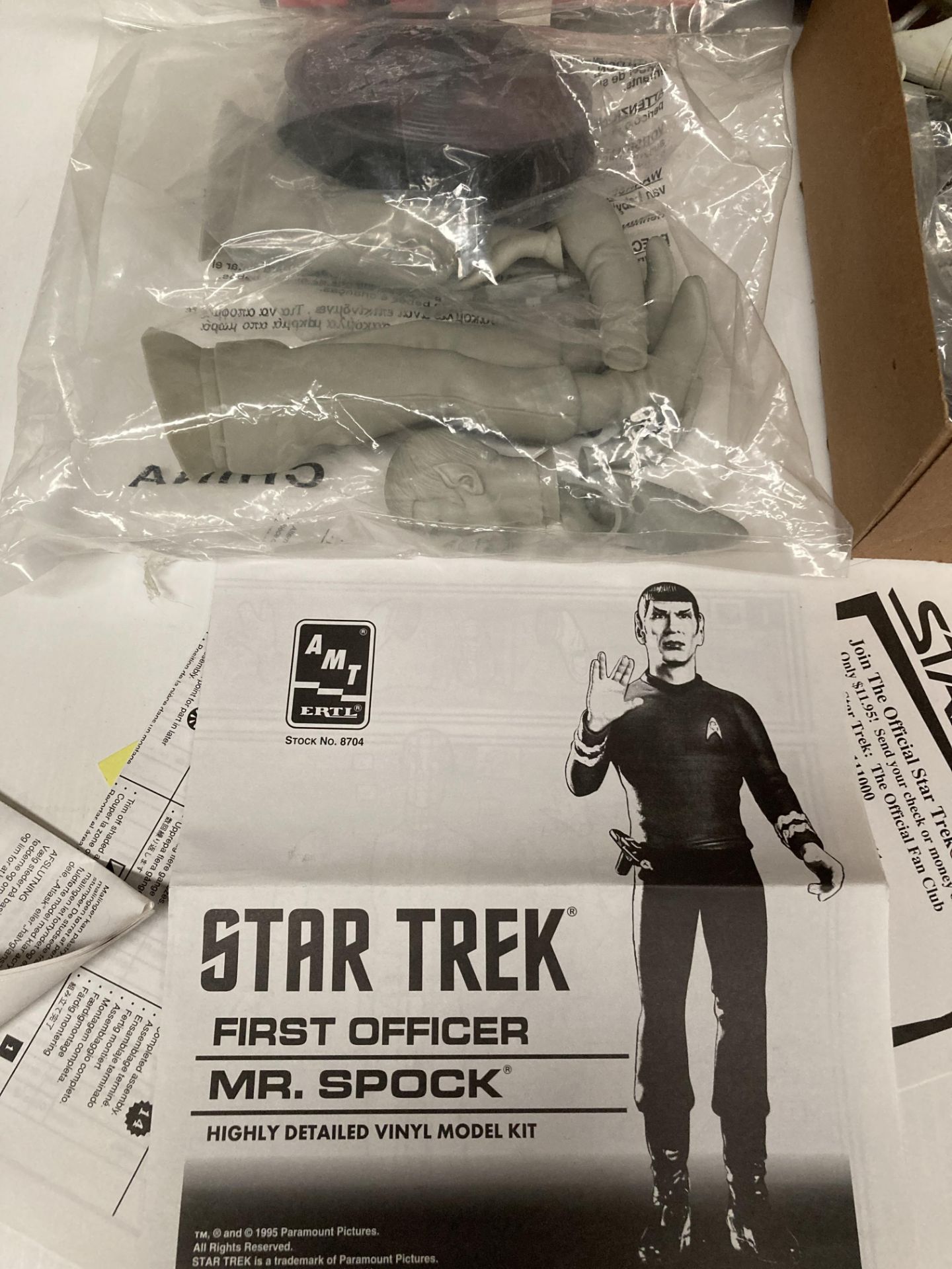 STAR TREK First Officer "Mr Spock" highly detailed vinyl model kit - Special Collectors Edition - Image 3 of 3