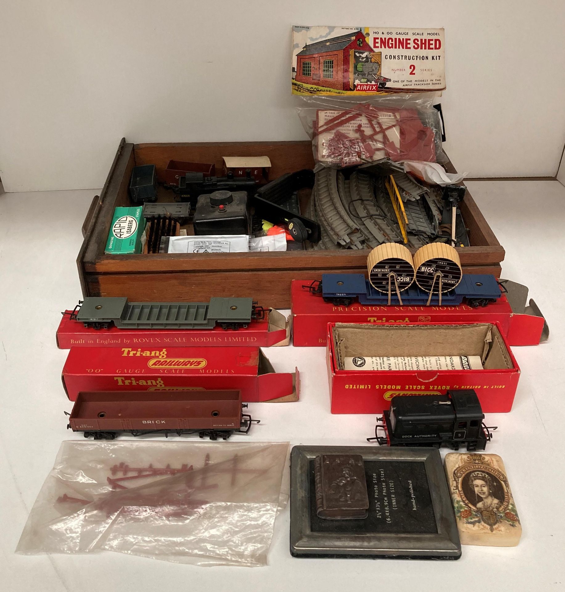 Contents to tray - "OO" Gauge Tri-Ang R253 Dock Shunter, a R.