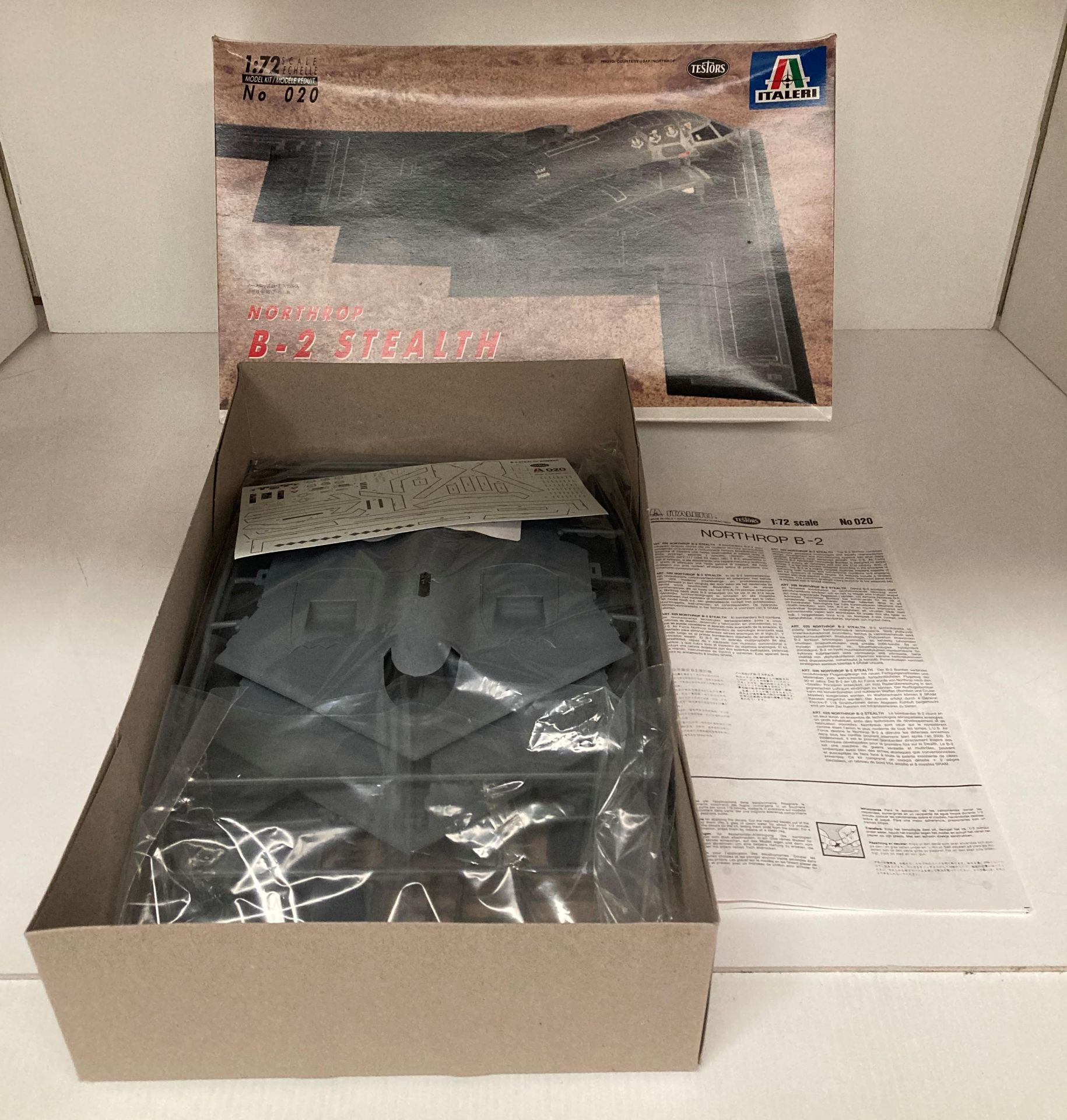 Northrop B-2 Stealth Bomber 1:72 scale No: 020 model aircraft by Italeri (S1T1) - Image 2 of 2