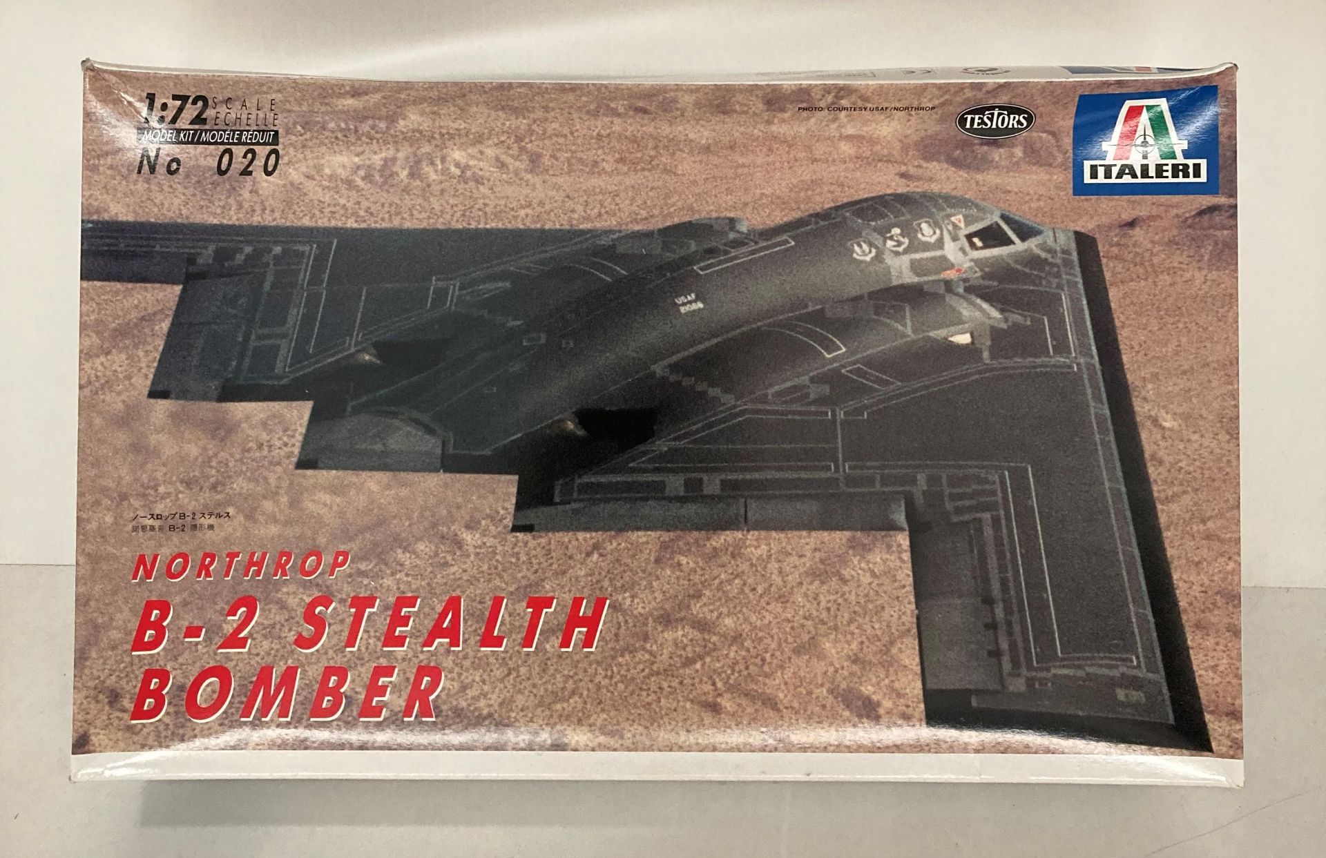 Northrop B-2 Stealth Bomber 1:72 scale No: 020 model aircraft by Italeri (S1T1)