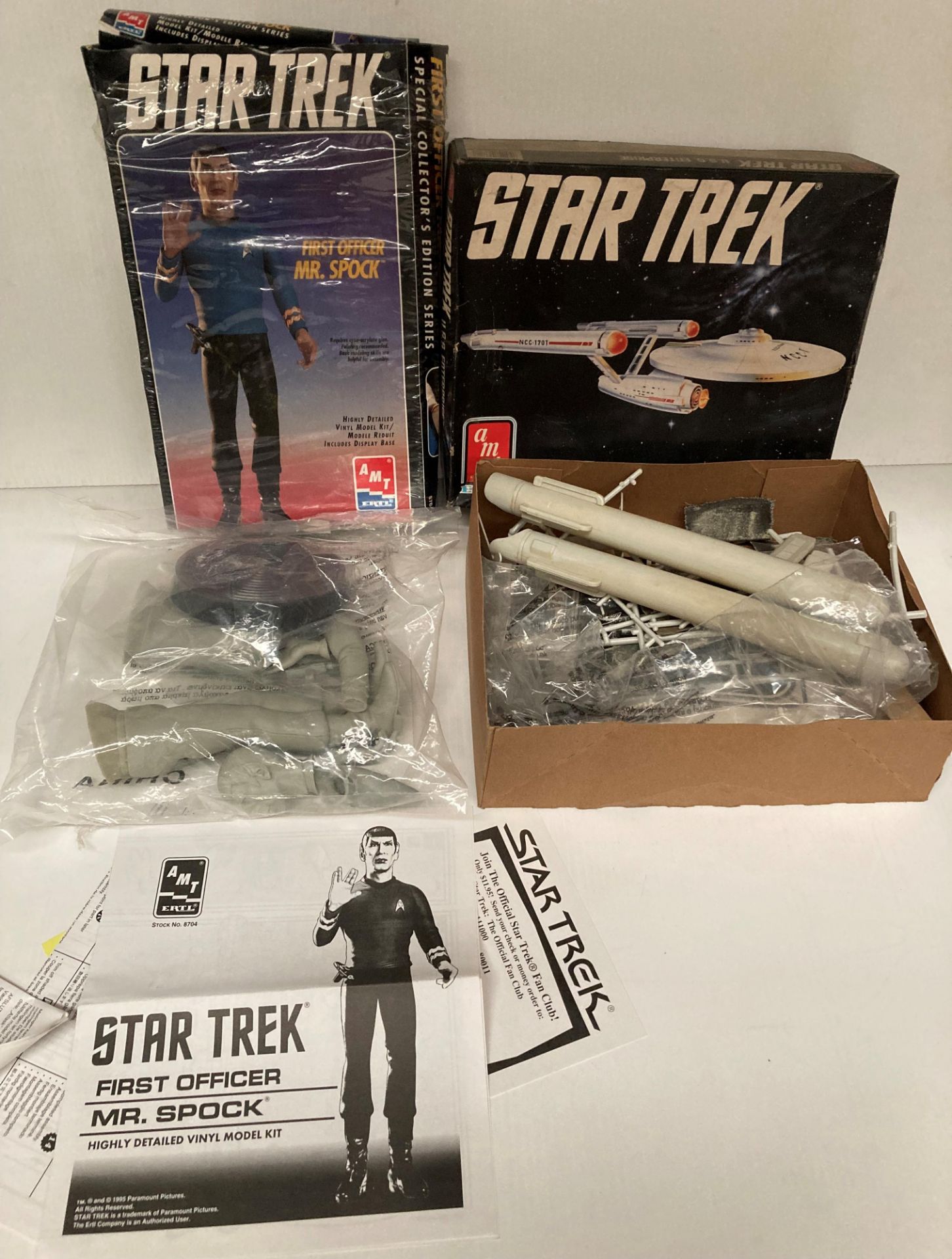STAR TREK First Officer "Mr Spock" highly detailed vinyl model kit - Special Collectors Edition - Image 2 of 3