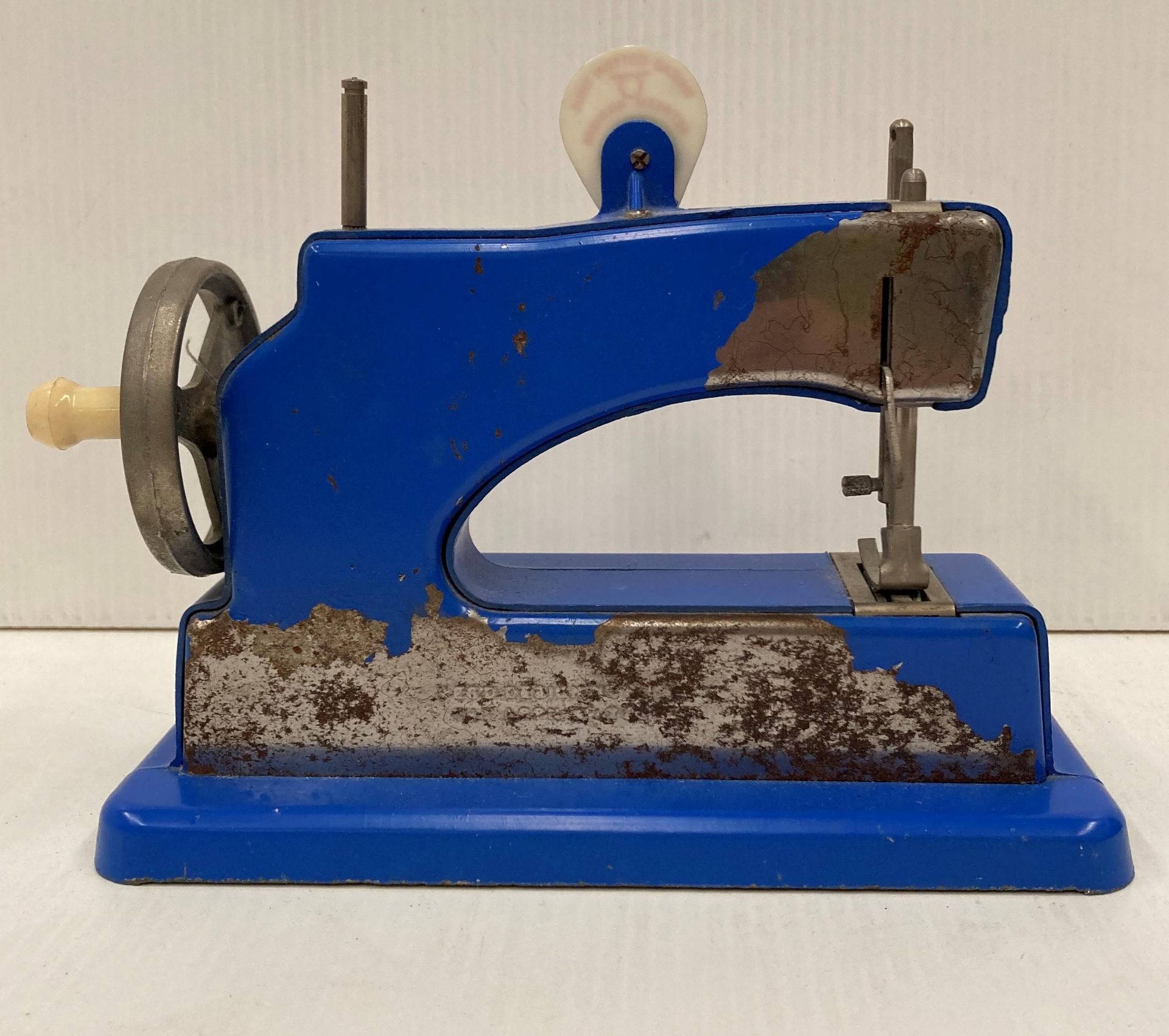 Vulcan Junior cast metal toy sewing machine in blue (S1T2) - Image 3 of 3
