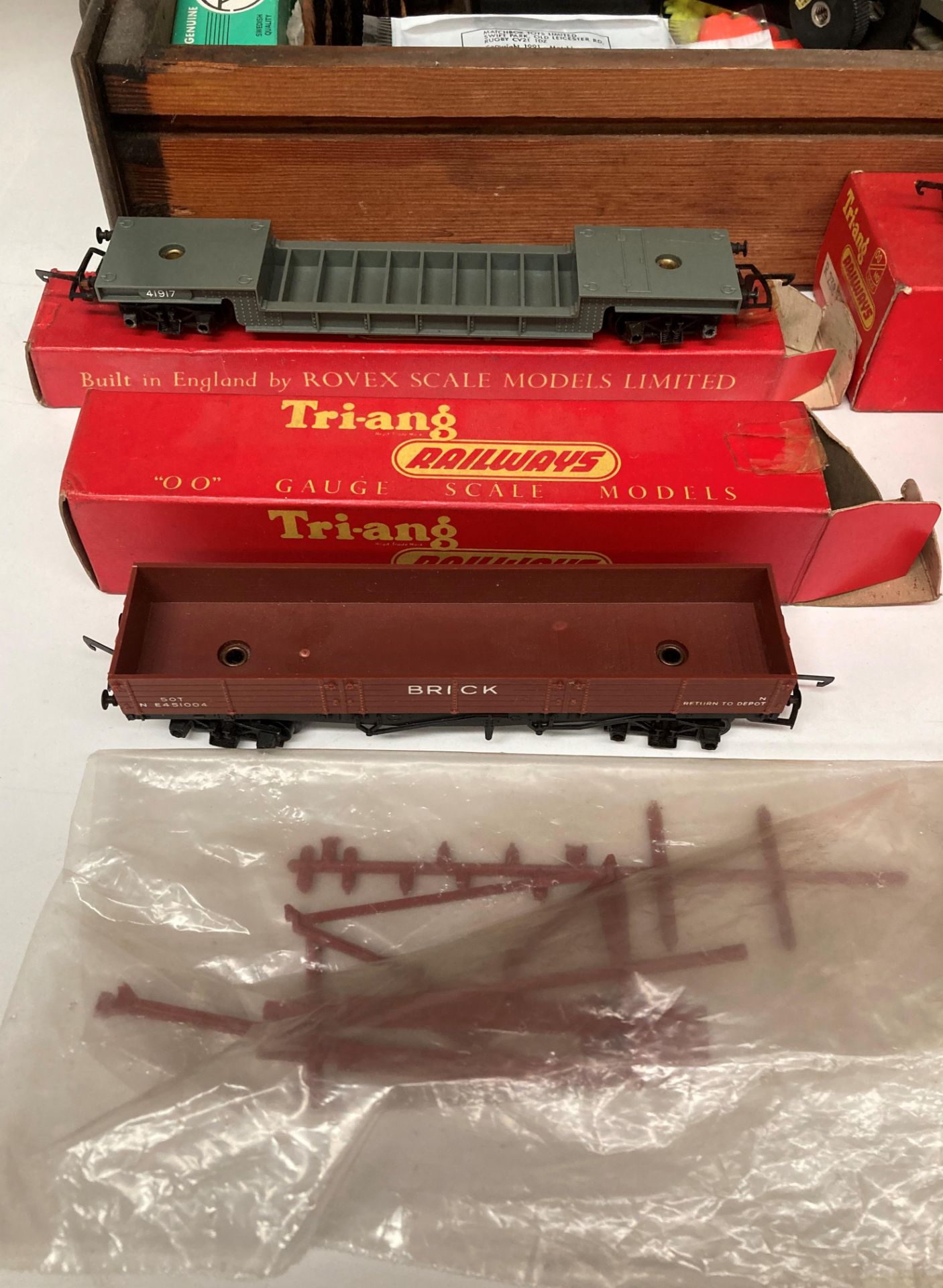 Contents to tray - "OO" Gauge Tri-Ang R253 Dock Shunter, a R. - Image 2 of 4