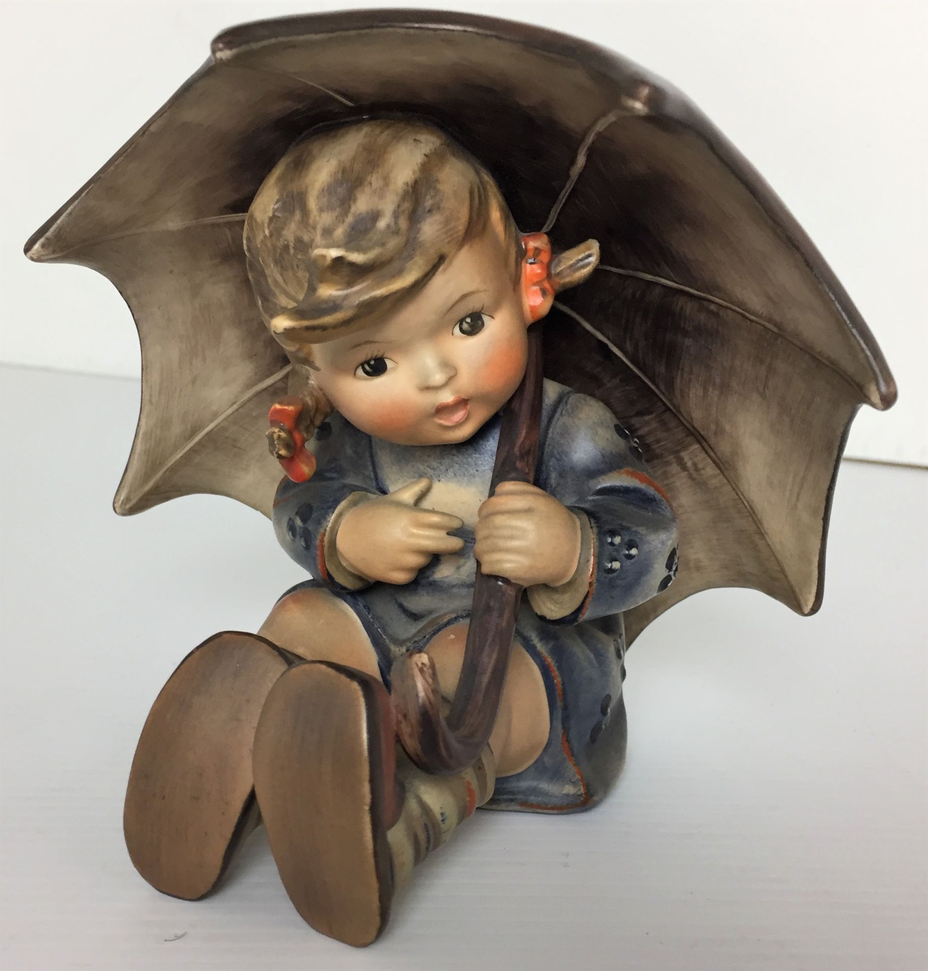 Goebel figurine girl under umbrella max 13cm high Y10