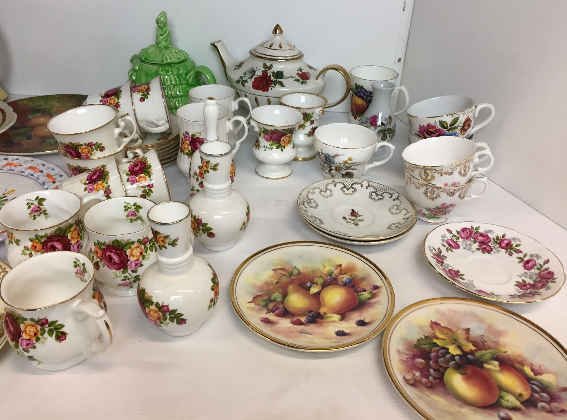Fifty plus ceramic items including twenty three pieces of similar roses design china by Royal - Image 2 of 5
