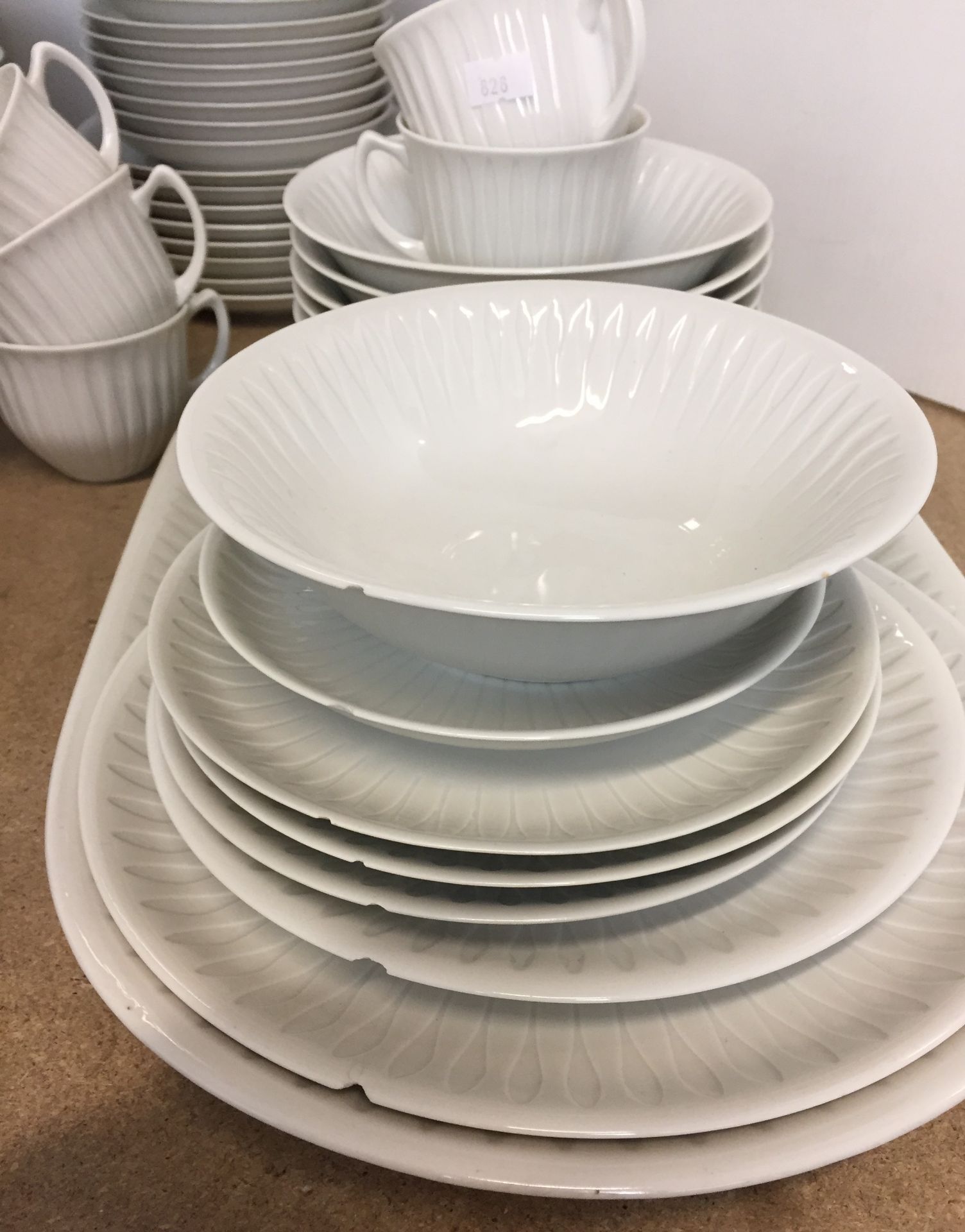One hundred items including four pieces Meakin Sunshine - three oval plates 36 to 29cm maximum and - Image 5 of 5