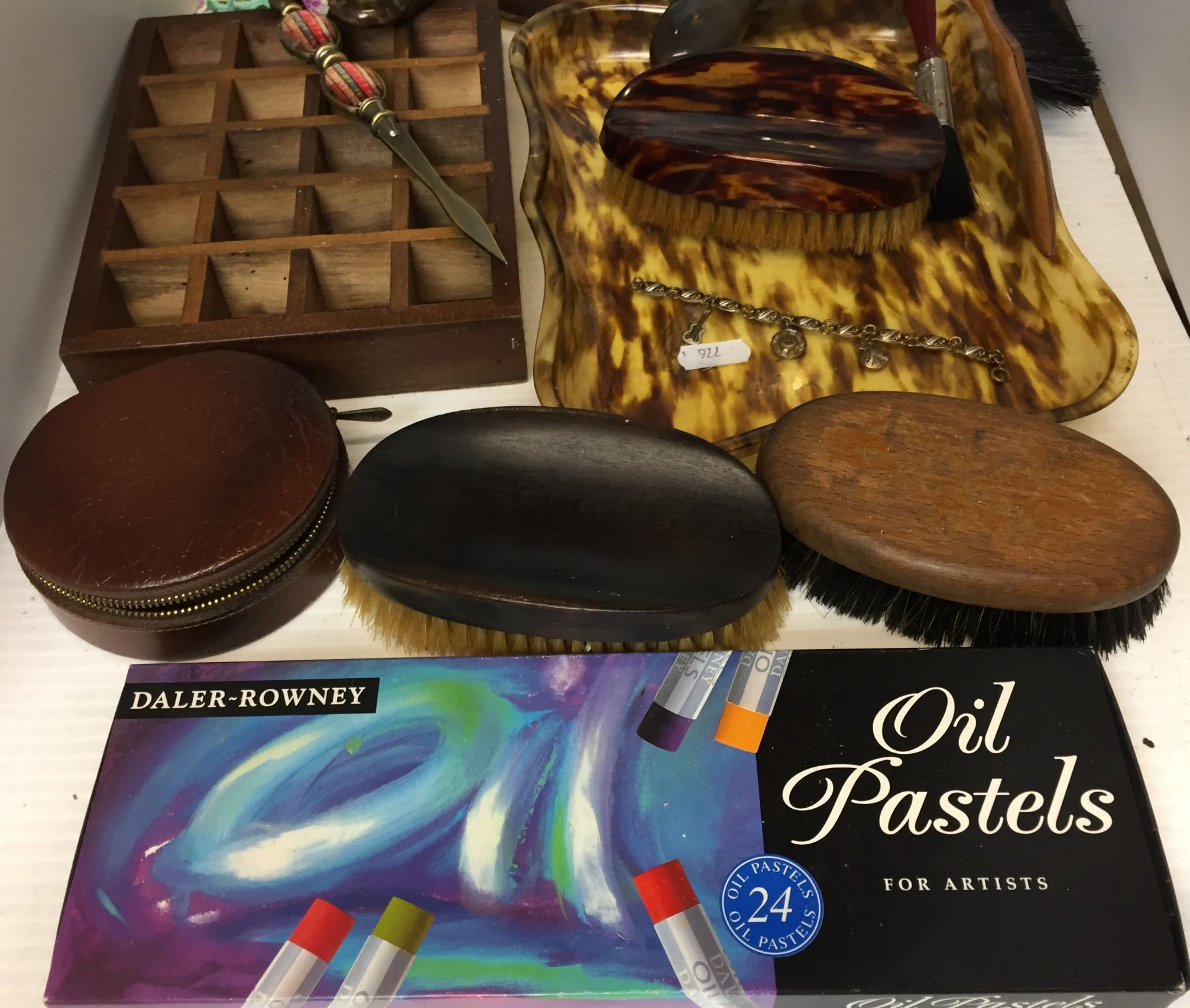 Plastic box and contents - seventeen items including five brown marbled plastic items, two trays, - Image 4 of 4