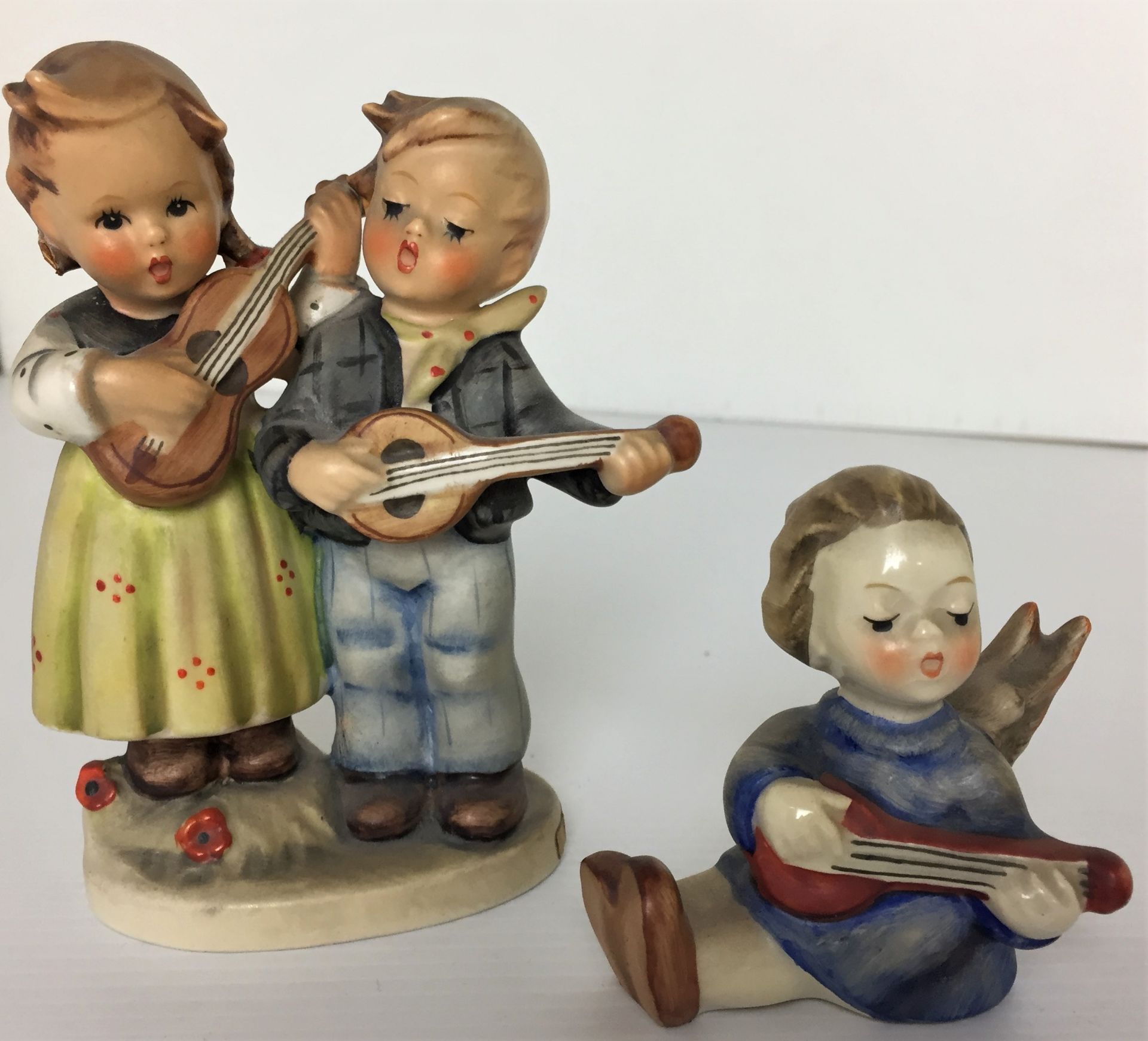 Two Goebel figurines Happy Days and angel lute player max 11cm high Y10