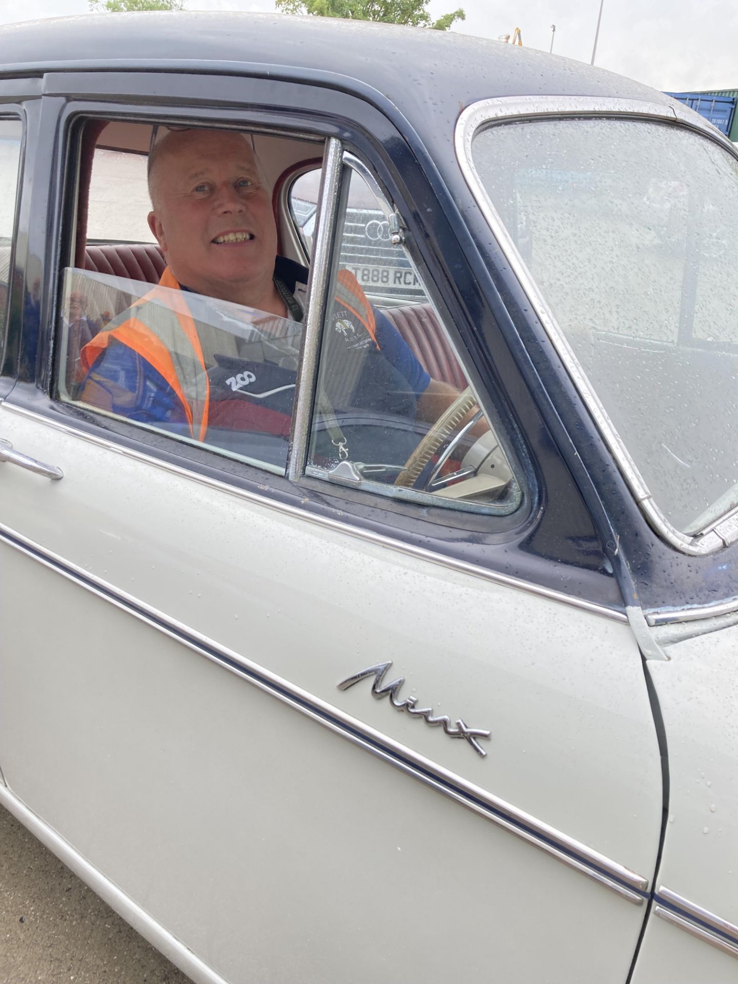 HISTORIC VEHICLE- HILLMAN MINX DE LUXE SERIES III B FOUR DOOR SALOON - Petrol - Grey/Blue - Red - Image 6 of 21