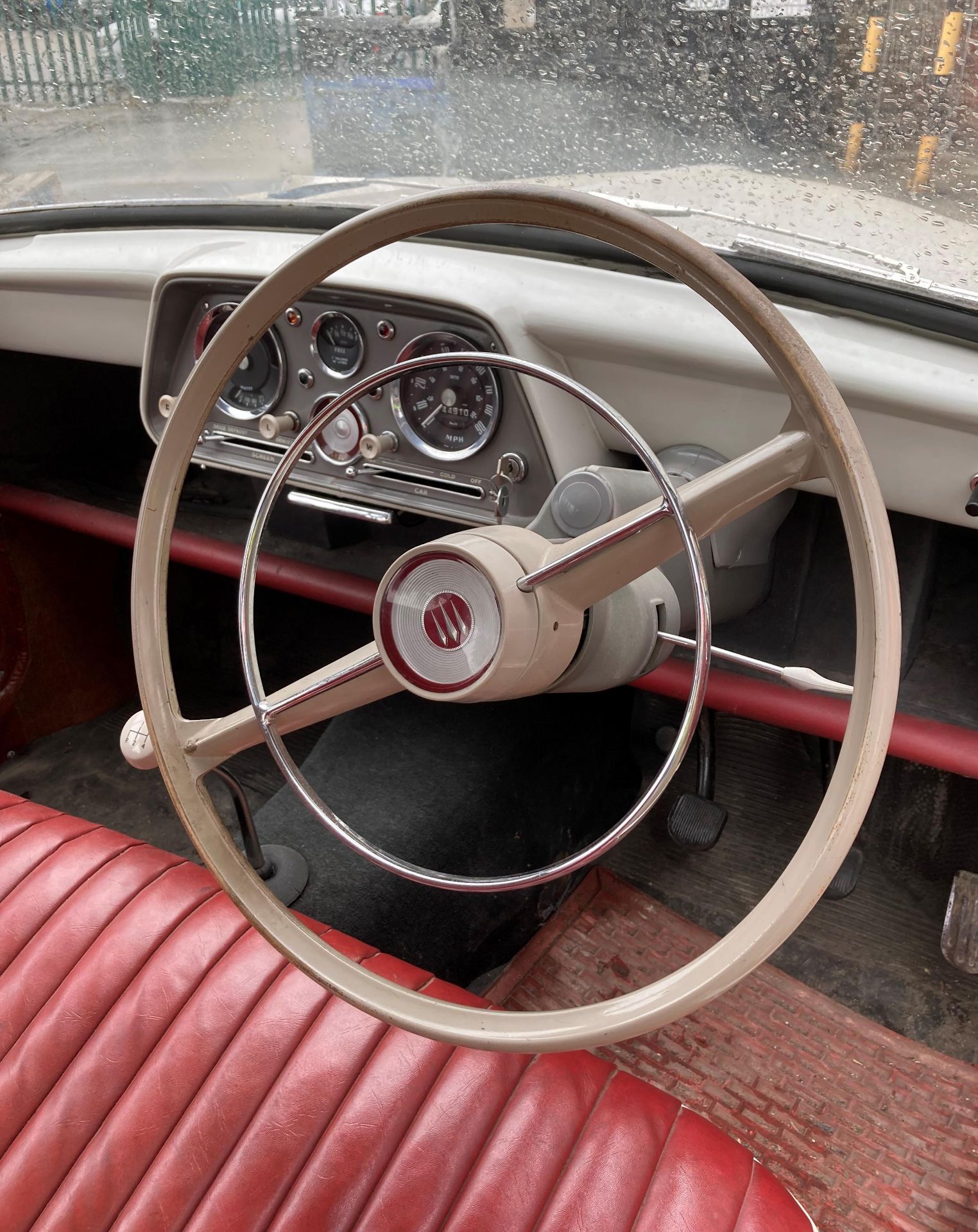 HISTORIC VEHICLE- HILLMAN MINX DE LUXE SERIES III B FOUR DOOR SALOON - Petrol - Grey/Blue - Red - Image 9 of 21