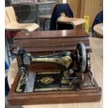 Singer manual hand operated sewing machine no: P869732 in an oak carrying case (PO)