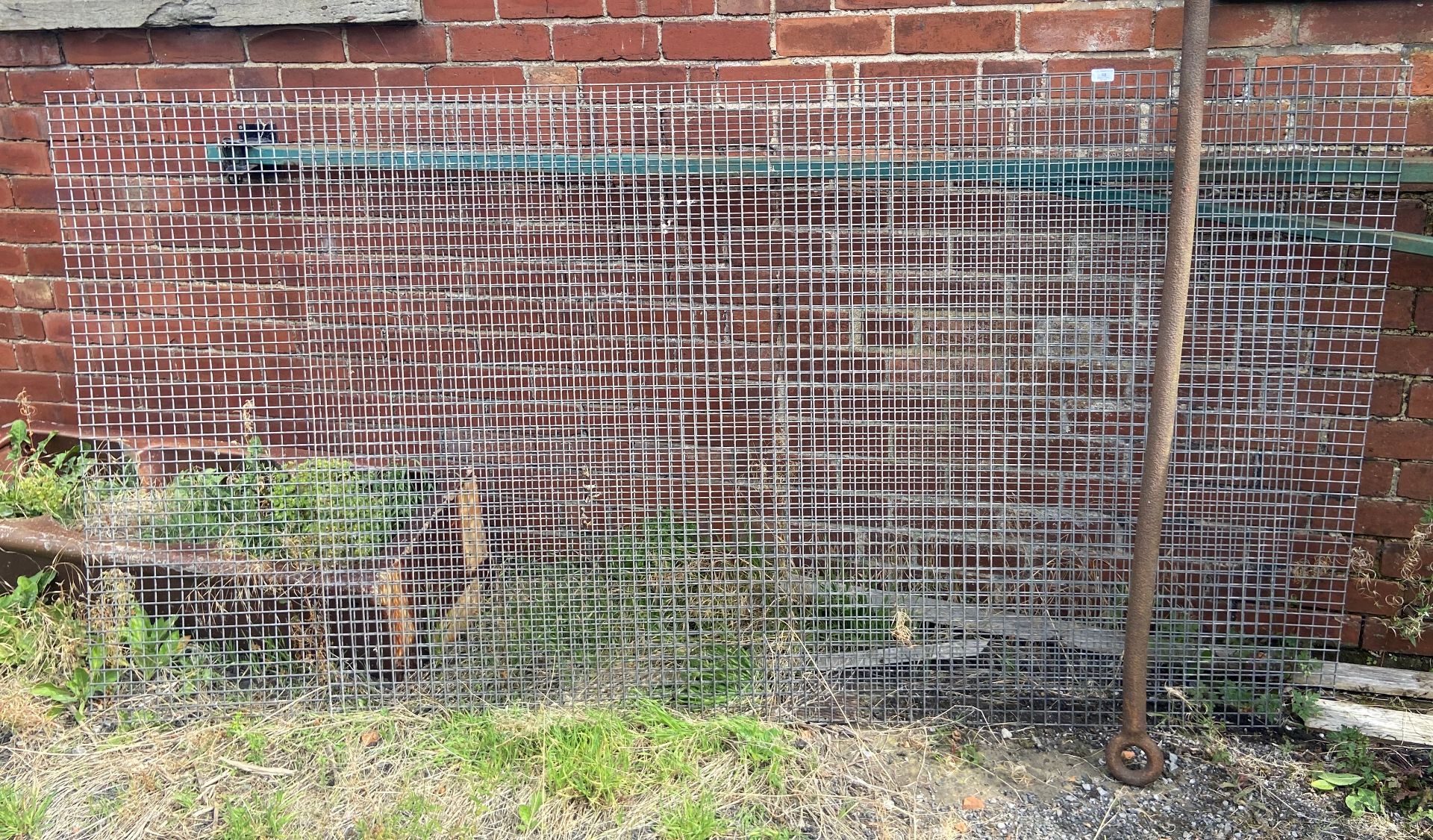 2 x sheets of galvanised square mesh, 144cm and 184cm x 244cm and a heavy duty 7' draw bar.