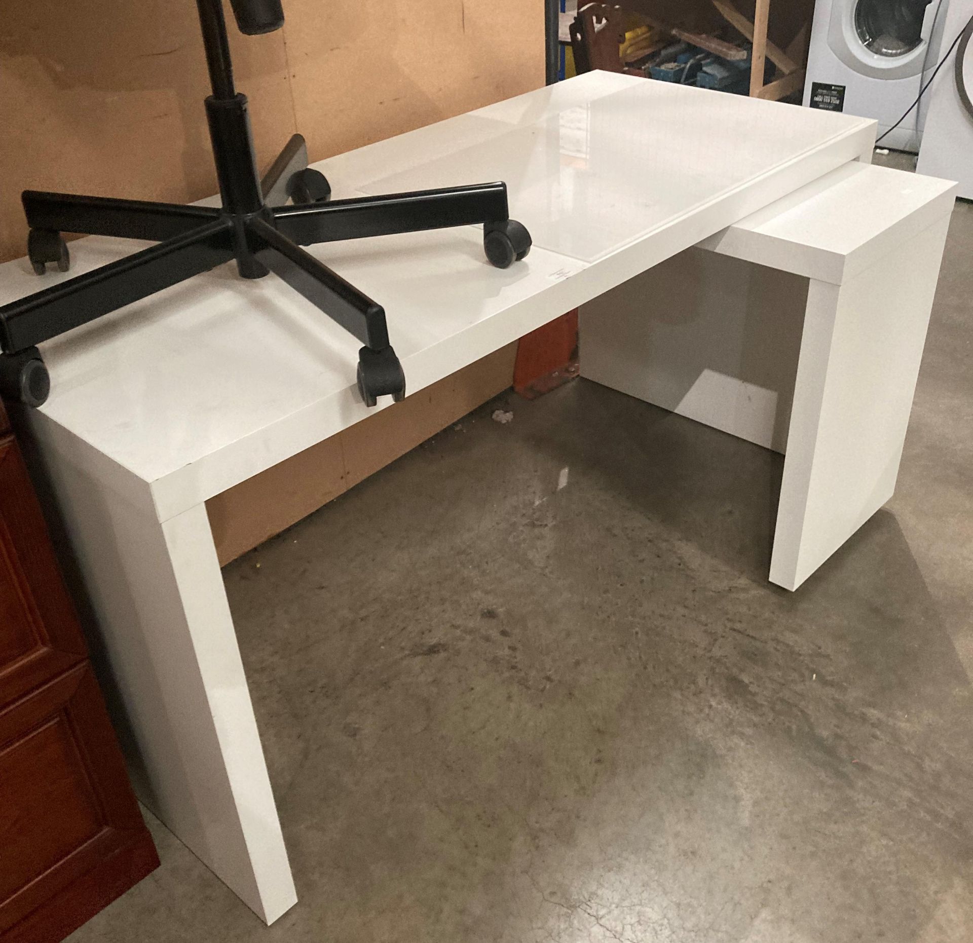 An Ikea white melamine office table with L-shaped extension 152cm x 66cm plus 70cm x 40cm extension - Image 3 of 4