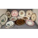 A collection of eighteen assorted decorative plates,