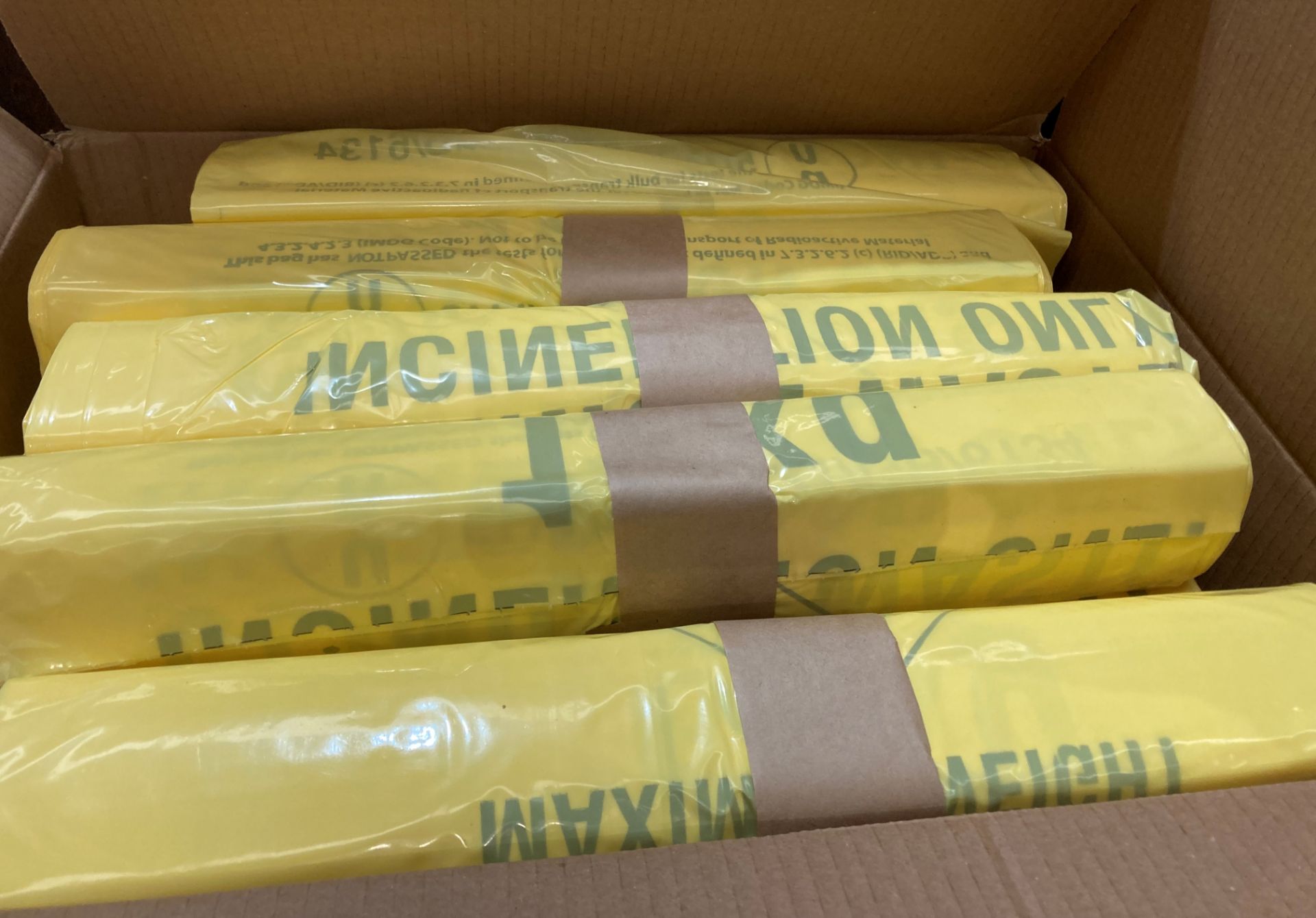 28 boxes of 12kg yellow clinical waste sacks - rolls of 20 x 10 per box - Bild 3 aus 5