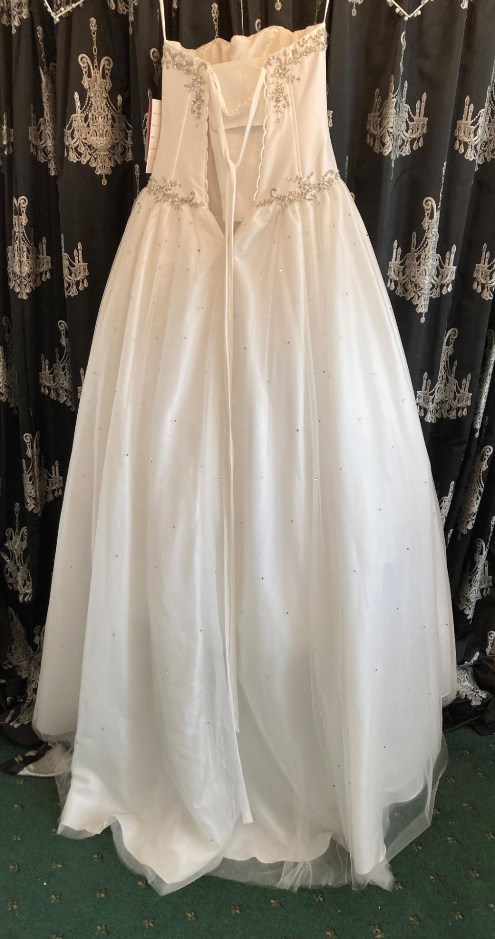 Ivory ball gown, size UK 8. To be collected from: The Gown Room, 46a Valley Road, Pudsey, LS28 9ER. - Image 4 of 4