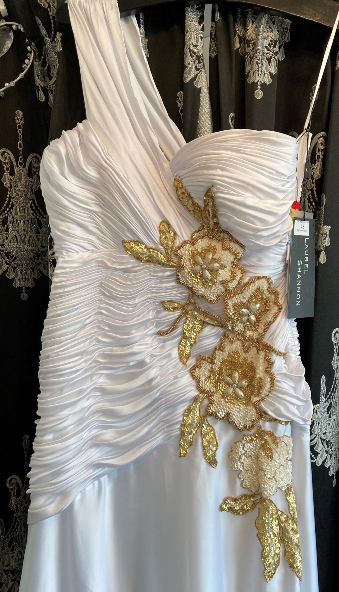 White and gold gown, size UK 16. - Image 2 of 4