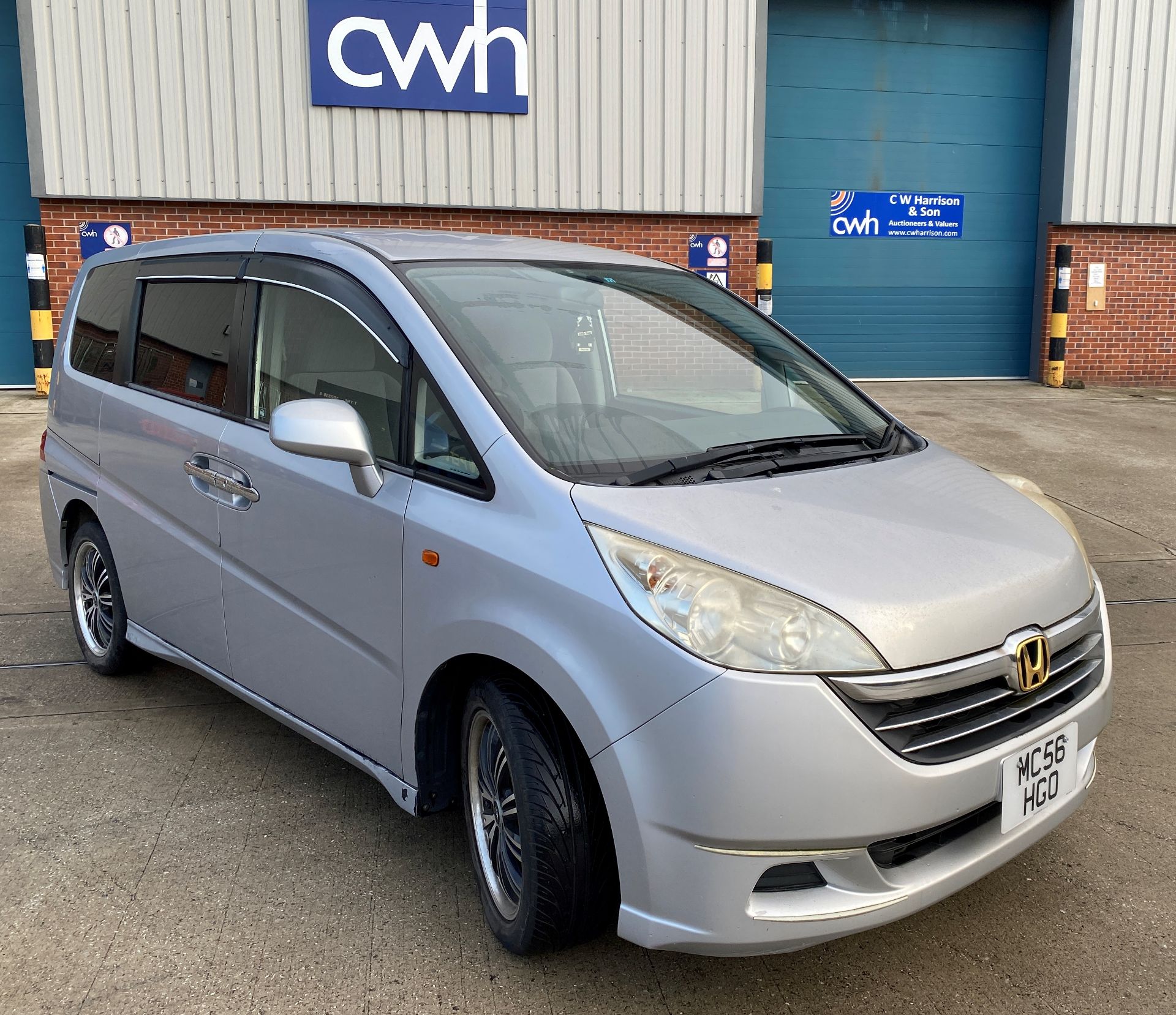 HONDA STEPWAGON 2.0 AUTOMATIC 8 SEATER MPV - Petrol - Silver - Grey cloth interior - IMPORT VEHICLE.