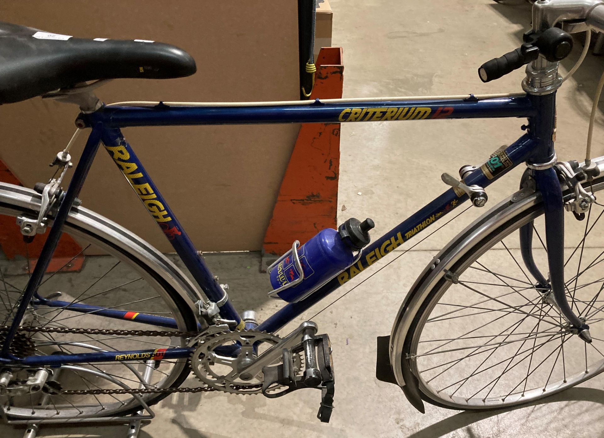 A Raleigh Criterium 12 Reynolds 501 Triathlon 12 speed 21" frame road racing bicycle in blue - Image 2 of 3