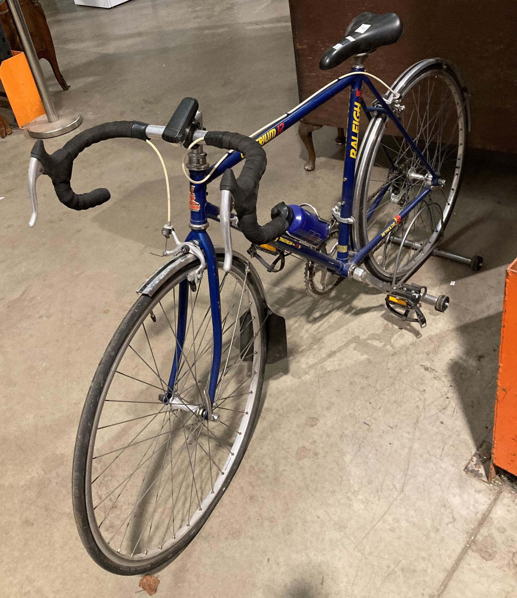 A Raleigh Criterium 12 Reynolds 501 Triathlon 12 speed 21" frame road racing bicycle in blue - Image 3 of 3