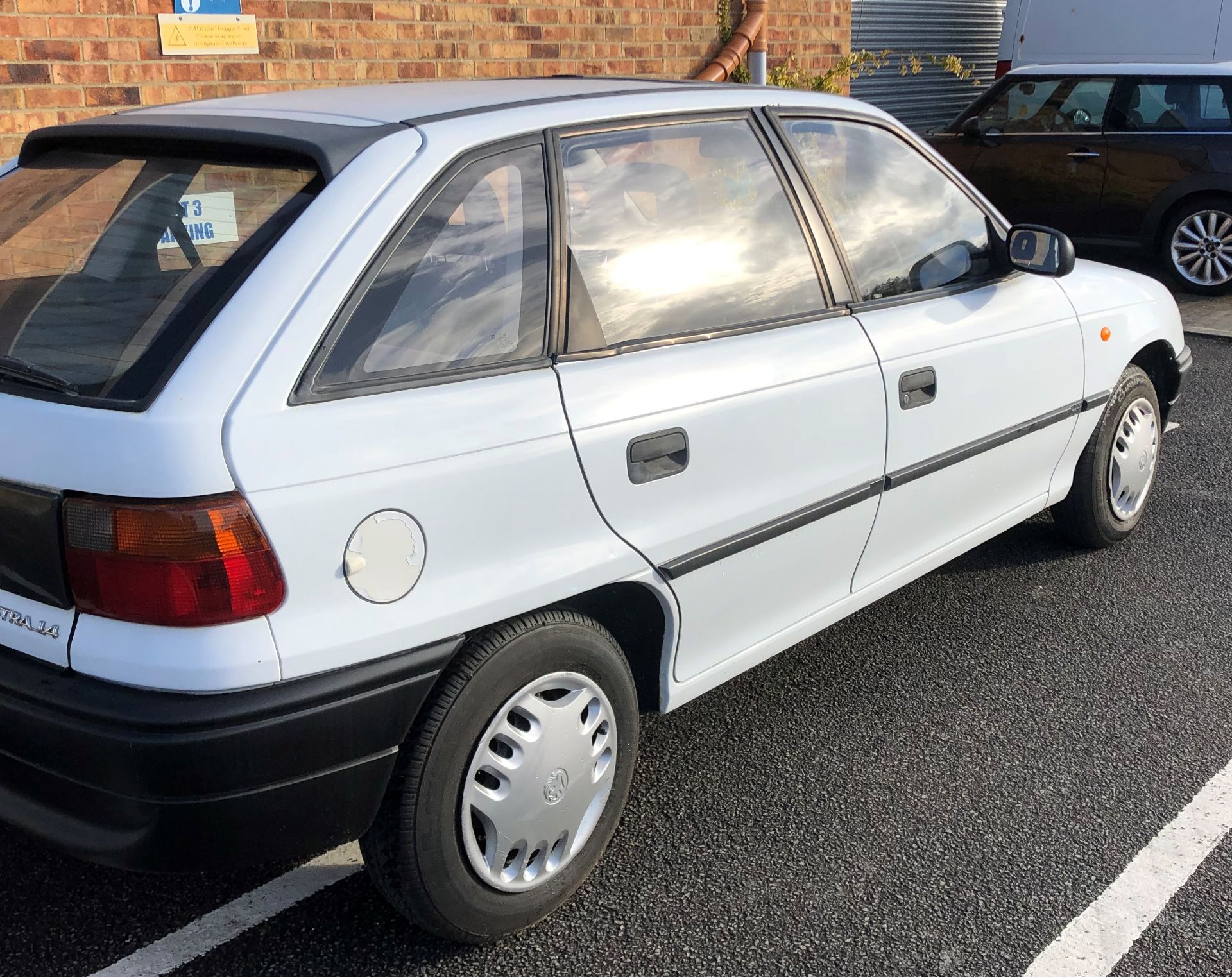 VAUXHALL ASTRA MERIT 1.4 AUTOMATIC FIVE DOOR HATCHBACK - Petrol - White. - Image 10 of 12