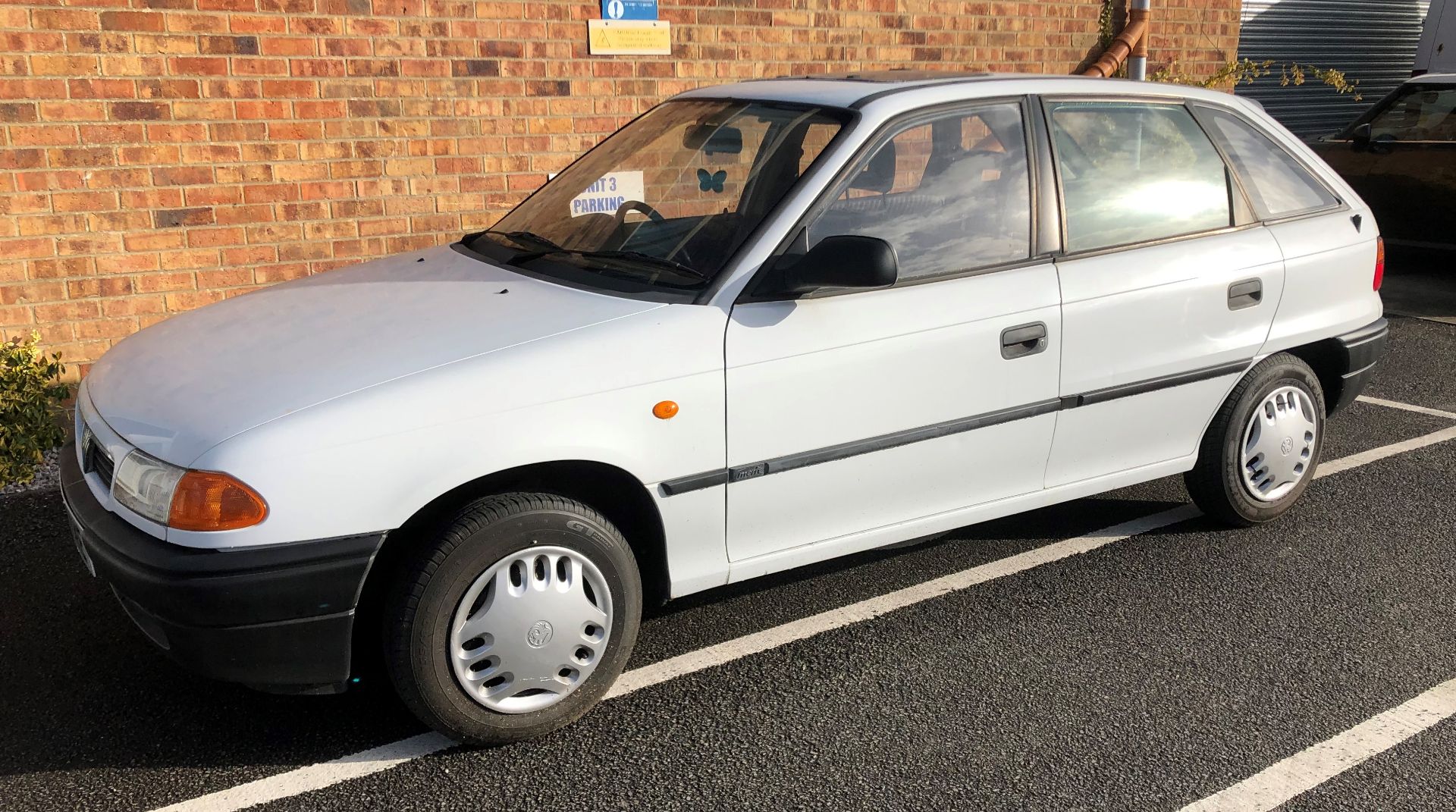 VAUXHALL ASTRA MERIT 1.4 AUTOMATIC FIVE DOOR HATCHBACK - Petrol - White.