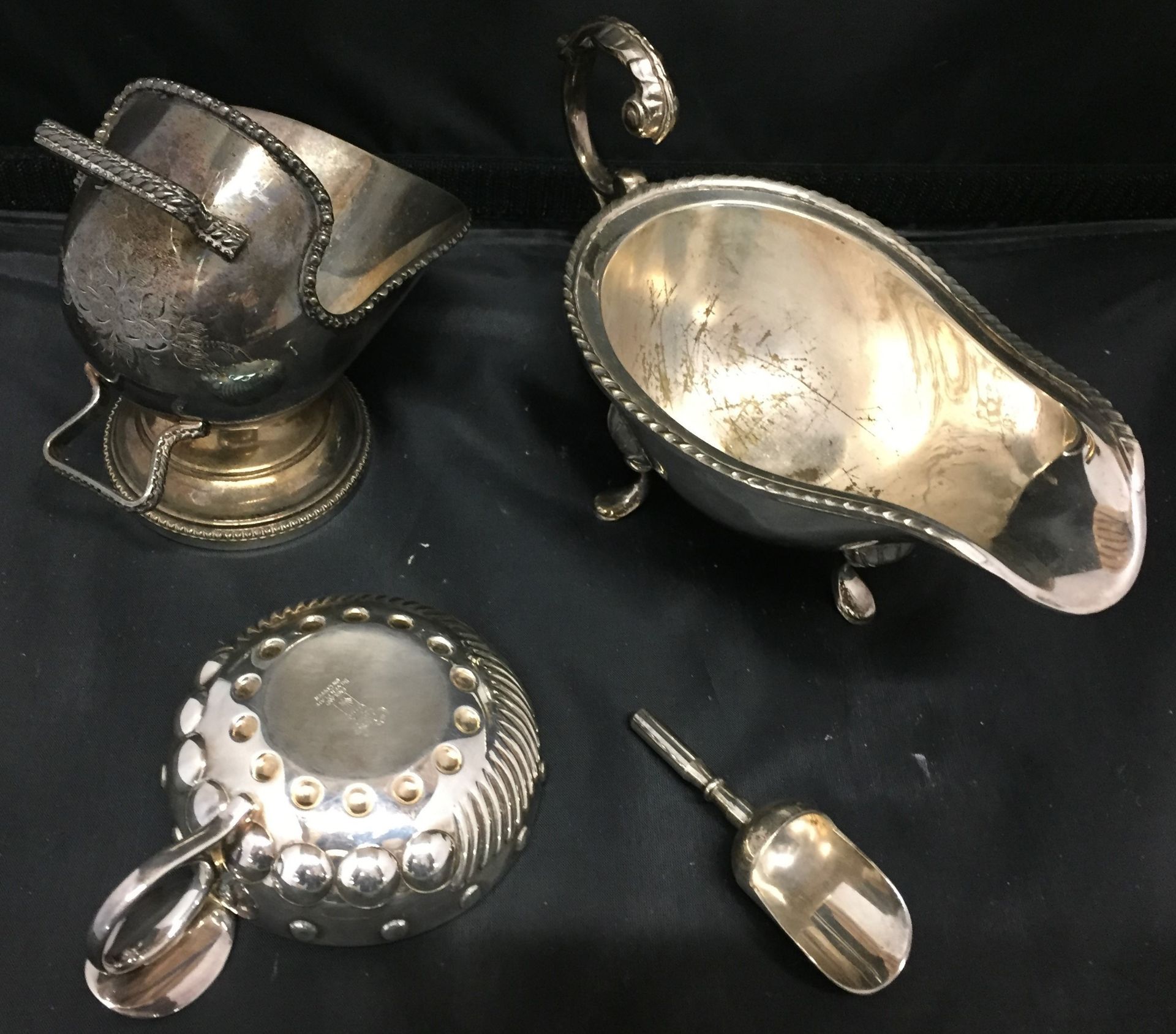 Six pieces of silver plate including covered oval dish 20 x 21cm, oval footed scalloped dish, - Image 3 of 3