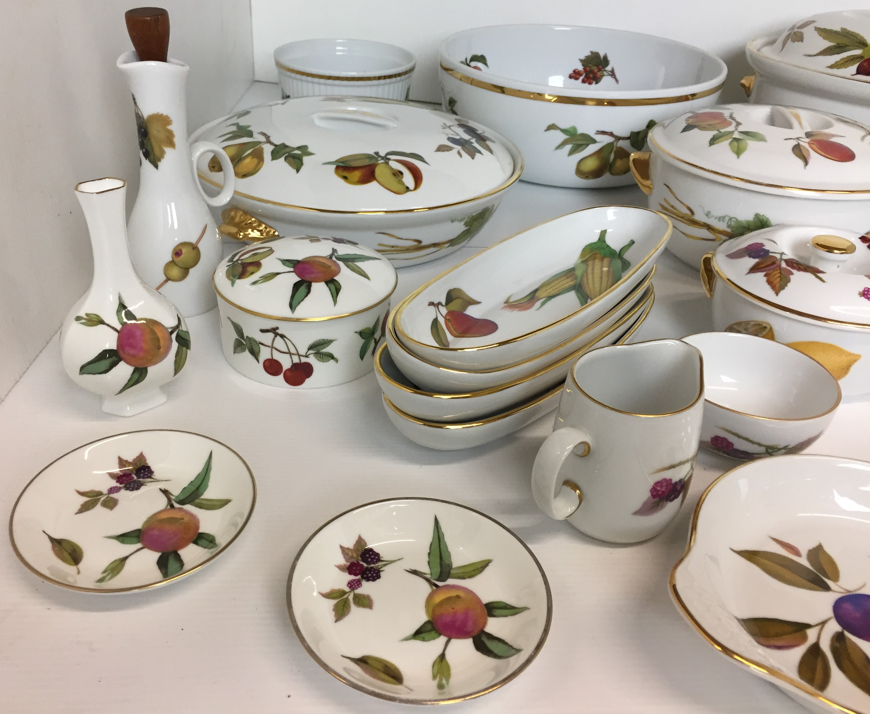 Thirty five pieces Royal Worcester - mainly oven to tableware Evesham and Arden including open bowl - Image 5 of 5