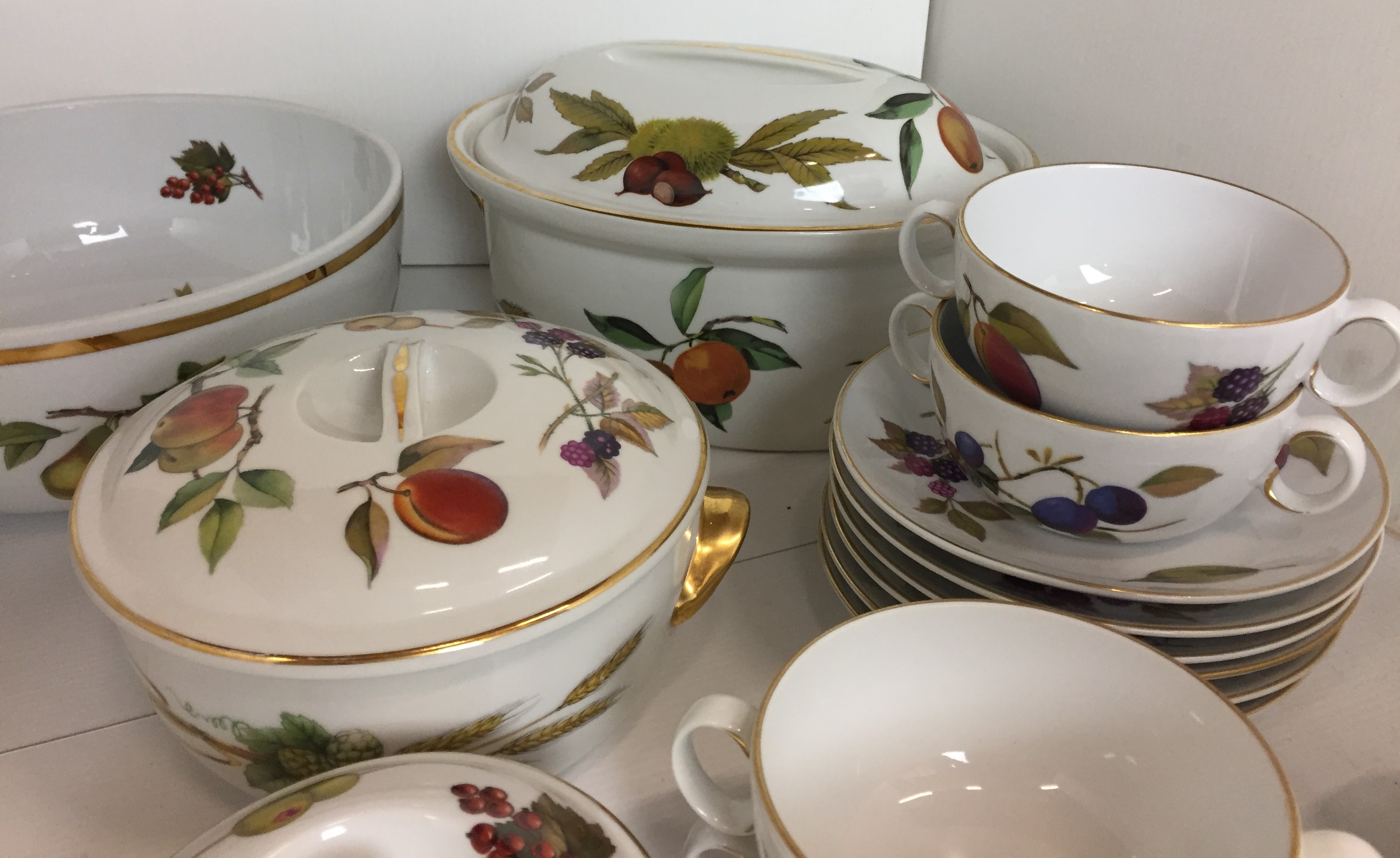 Thirty five pieces Royal Worcester - mainly oven to tableware Evesham and Arden including open bowl - Image 3 of 5