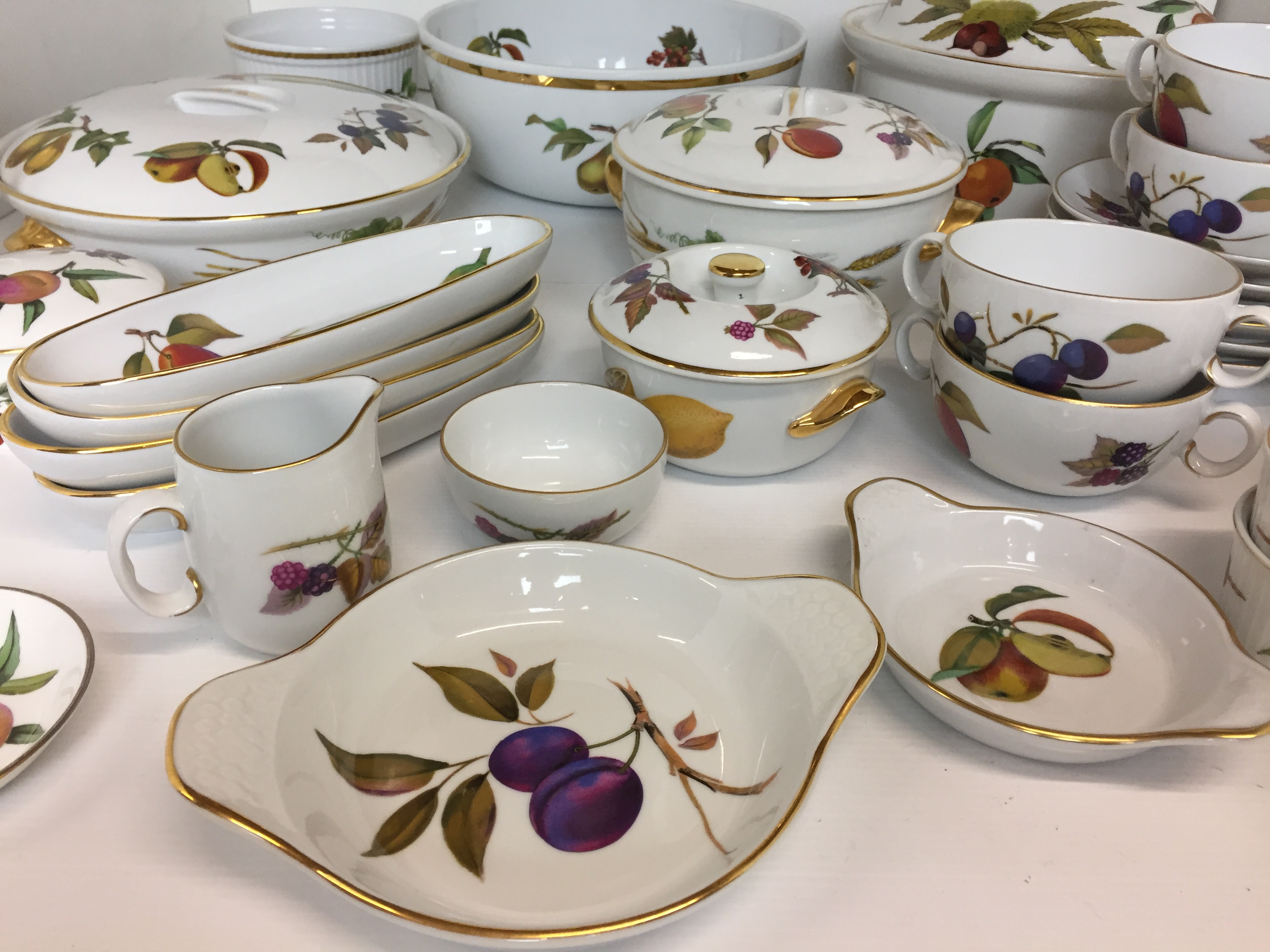 Thirty five pieces Royal Worcester - mainly oven to tableware Evesham and Arden including open bowl - Image 4 of 5