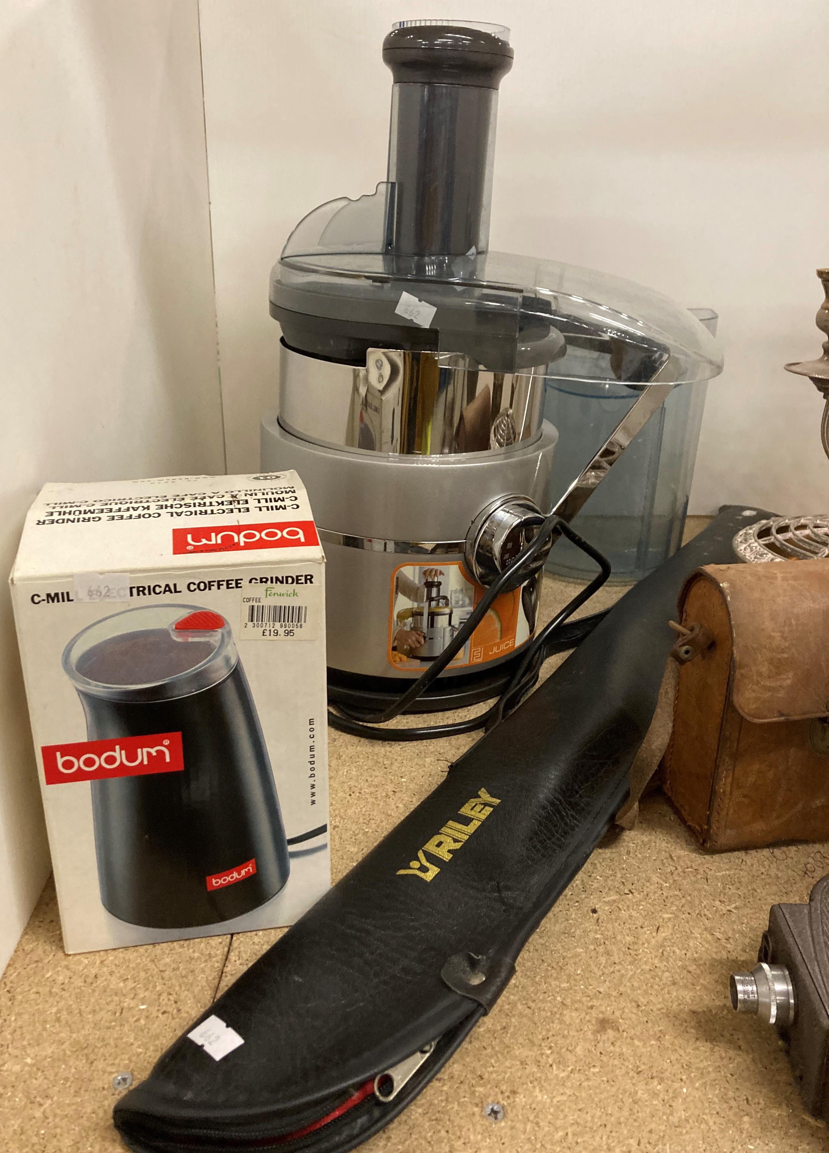 Contents to part of rack - Morphy Richards juicer, Bodum C-Mill electric coffee grinder, - Image 2 of 3