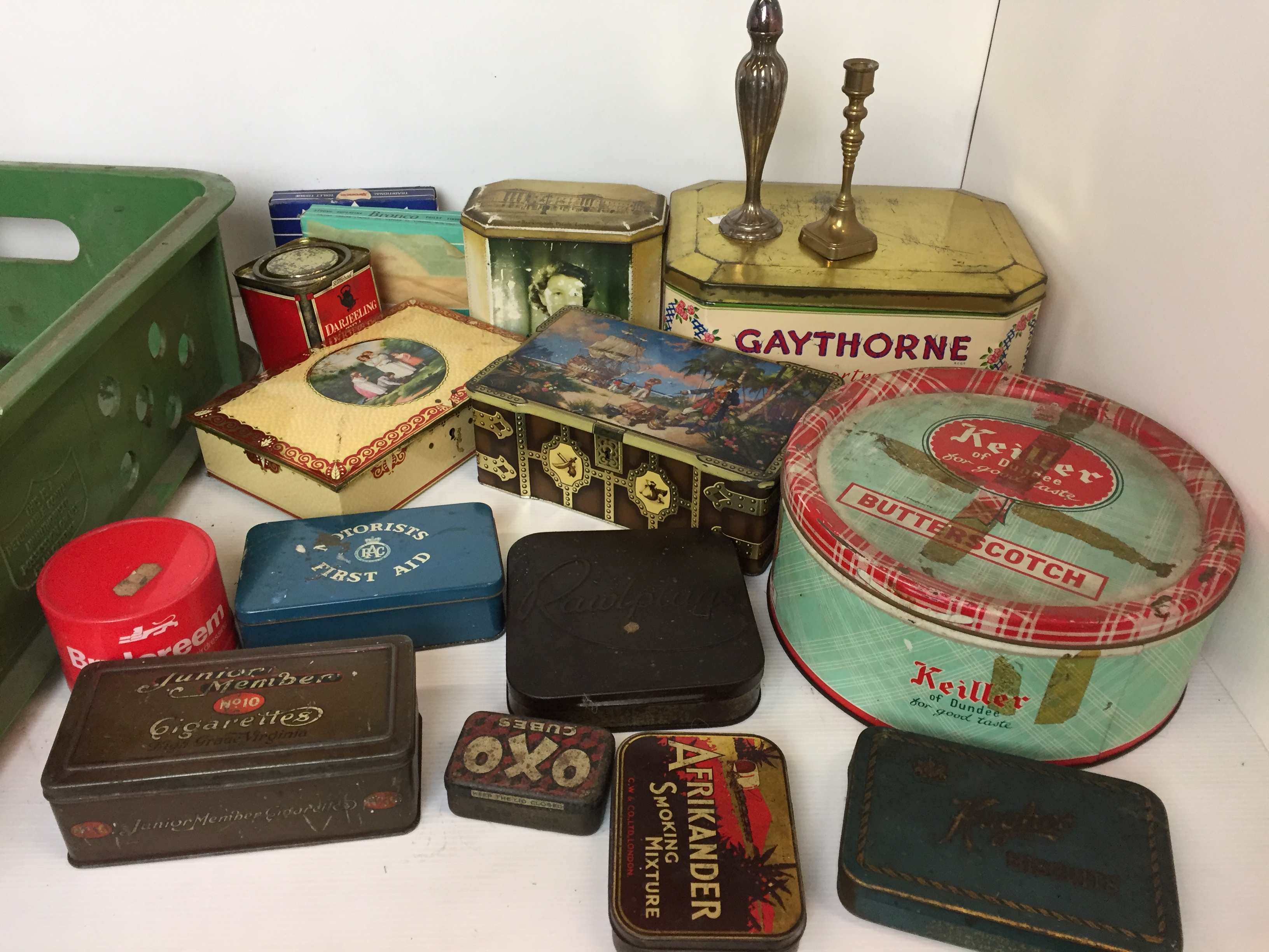 Contents to green plastic crate - assorted vintage tins etc (saleroom location: U05)