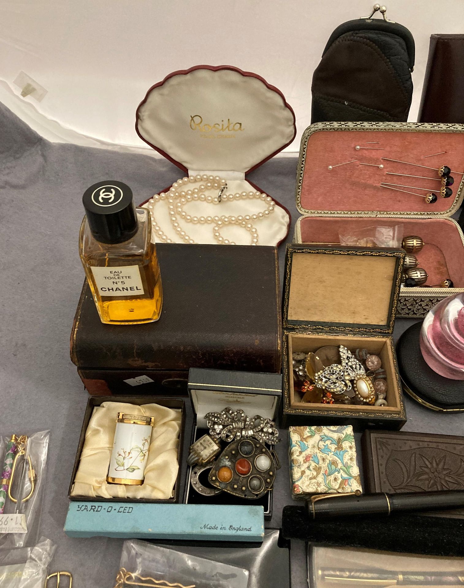 Contents to tray - assorted brooches, watches, jewellery boxes, enamel monitor badges, - Image 2 of 5