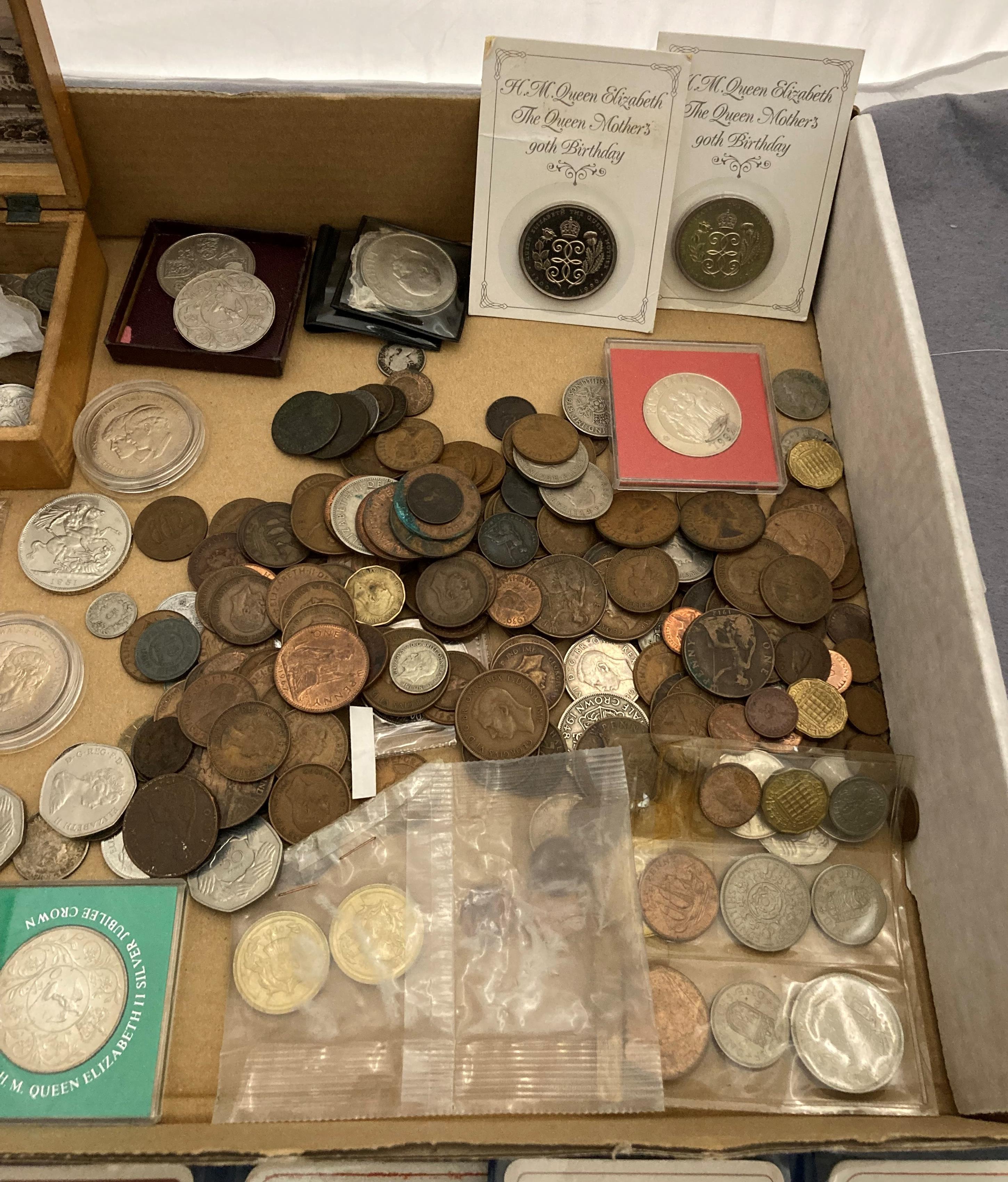 Contents to tray - two Queen Mother £5 coins, Churchill and other Crowns, - Image 3 of 3