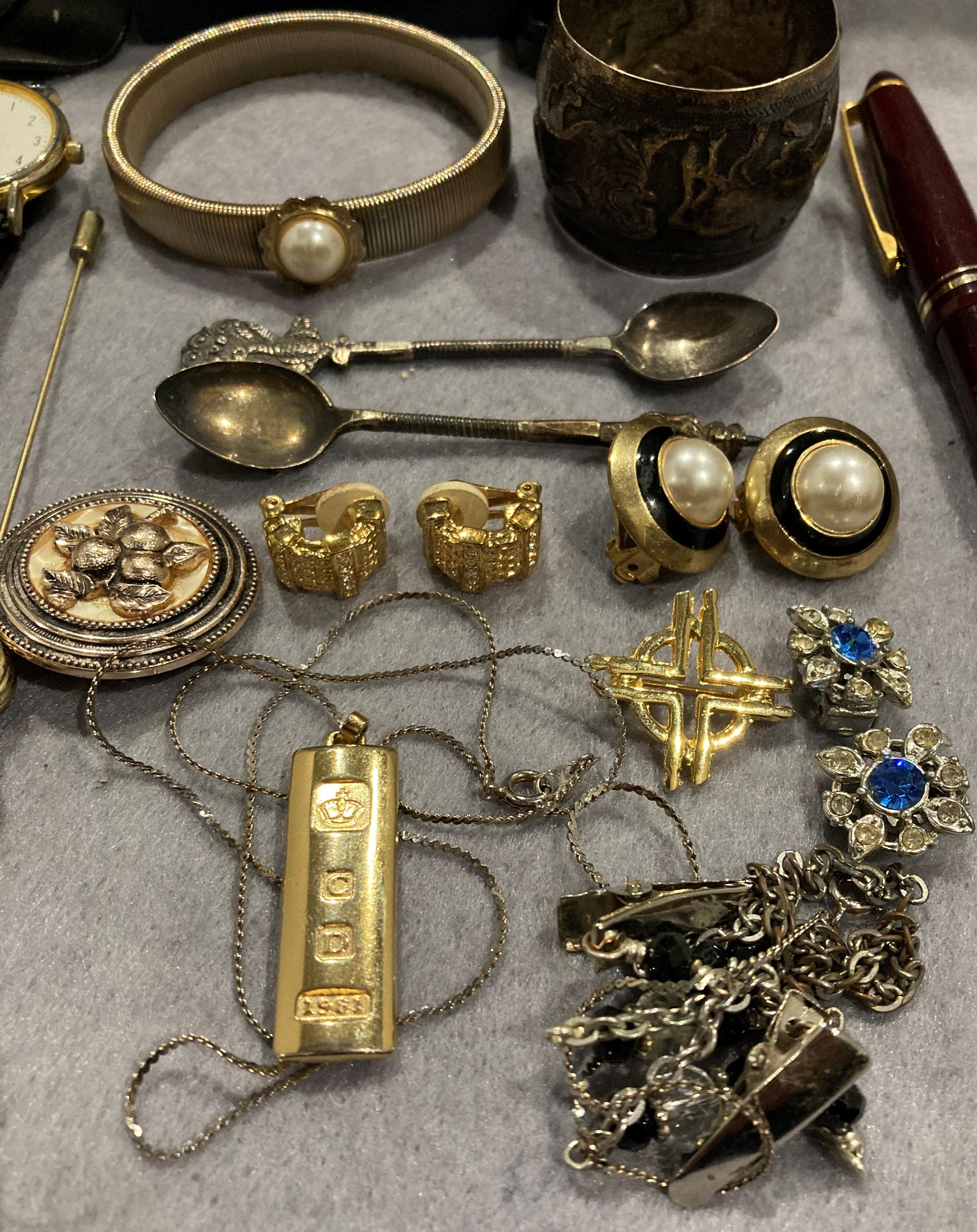 Contents to box - six brooches, gold coloured ingot with stamps, two silver teaspoons, earrings, - Image 2 of 3