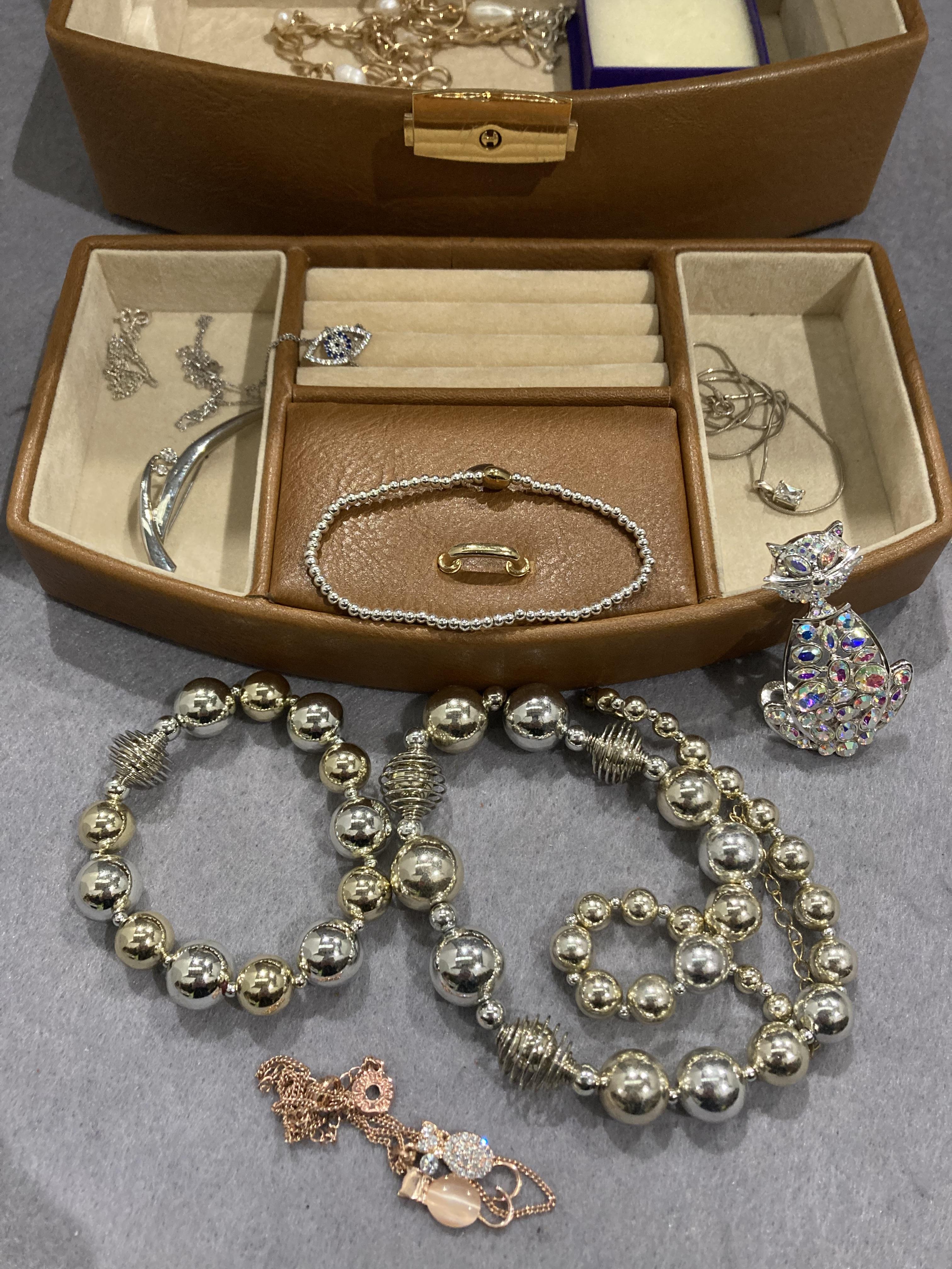 Brown leather effect jewellery box and contents - necklaces, pendants, - Image 2 of 3