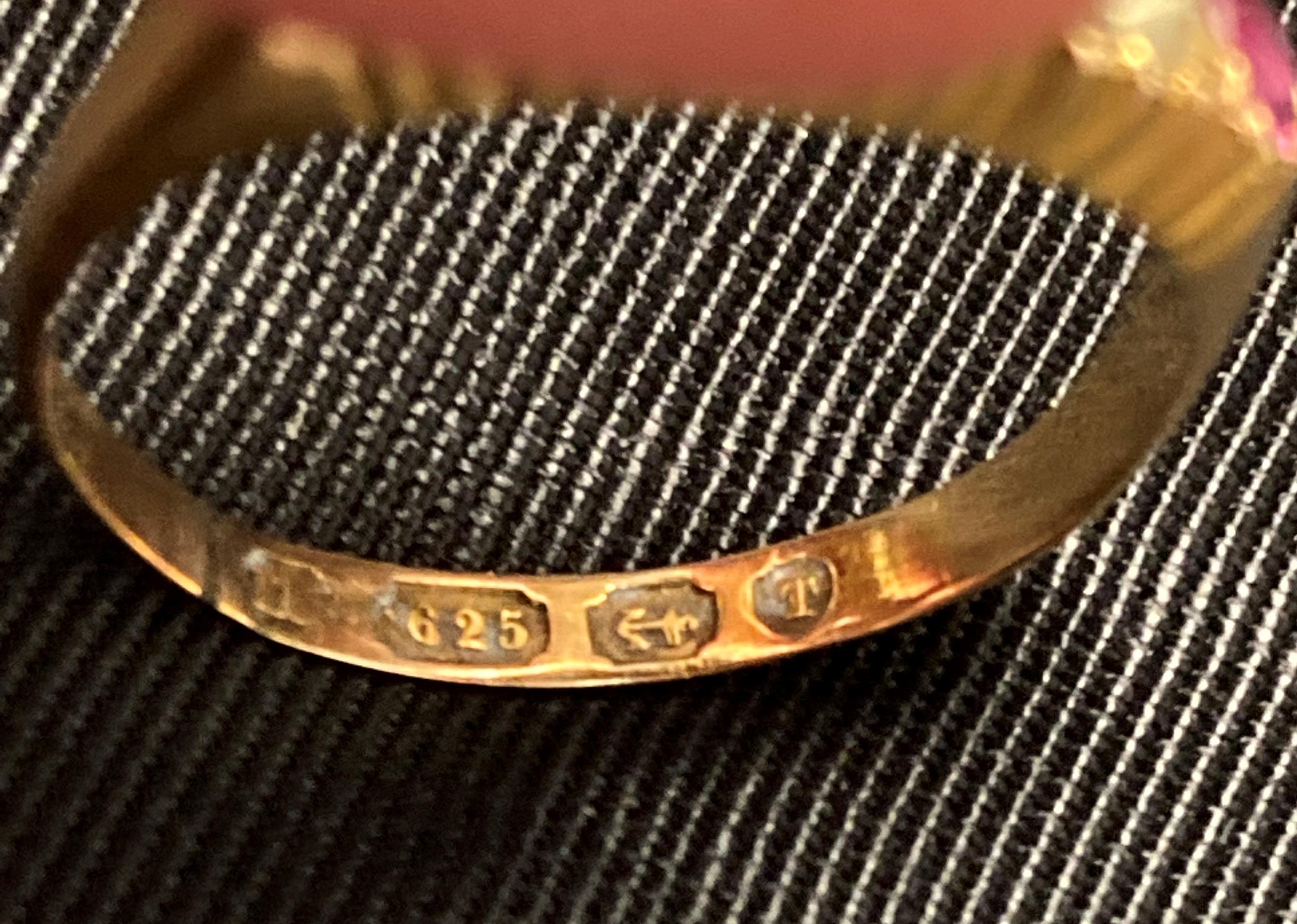 Gold ring (possibly 18ct, hallmark faded) with red and clear stones (size K, weight 1. - Image 4 of 4