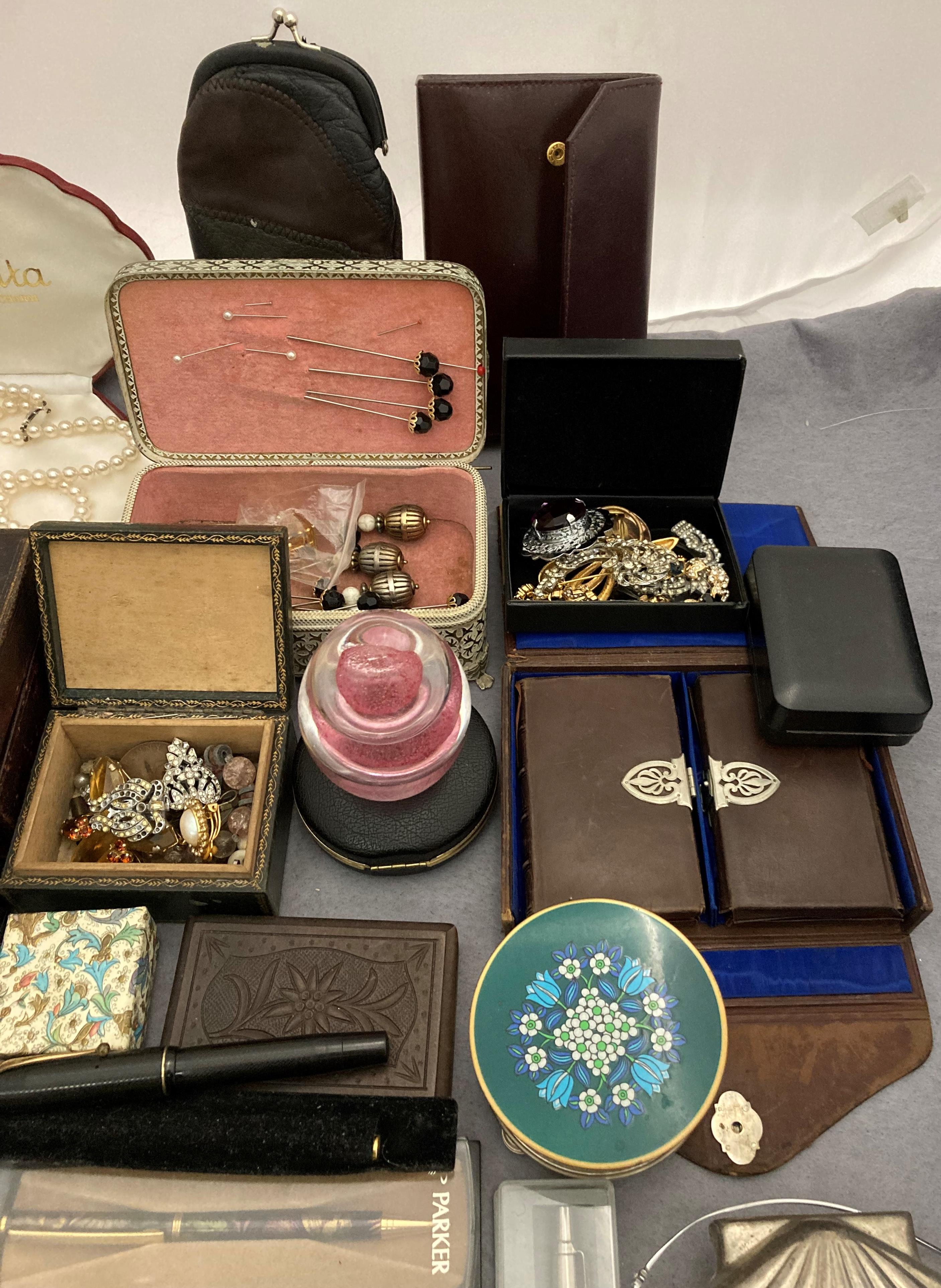 Contents to tray - assorted brooches, watches, jewellery boxes, enamel monitor badges, - Image 3 of 5