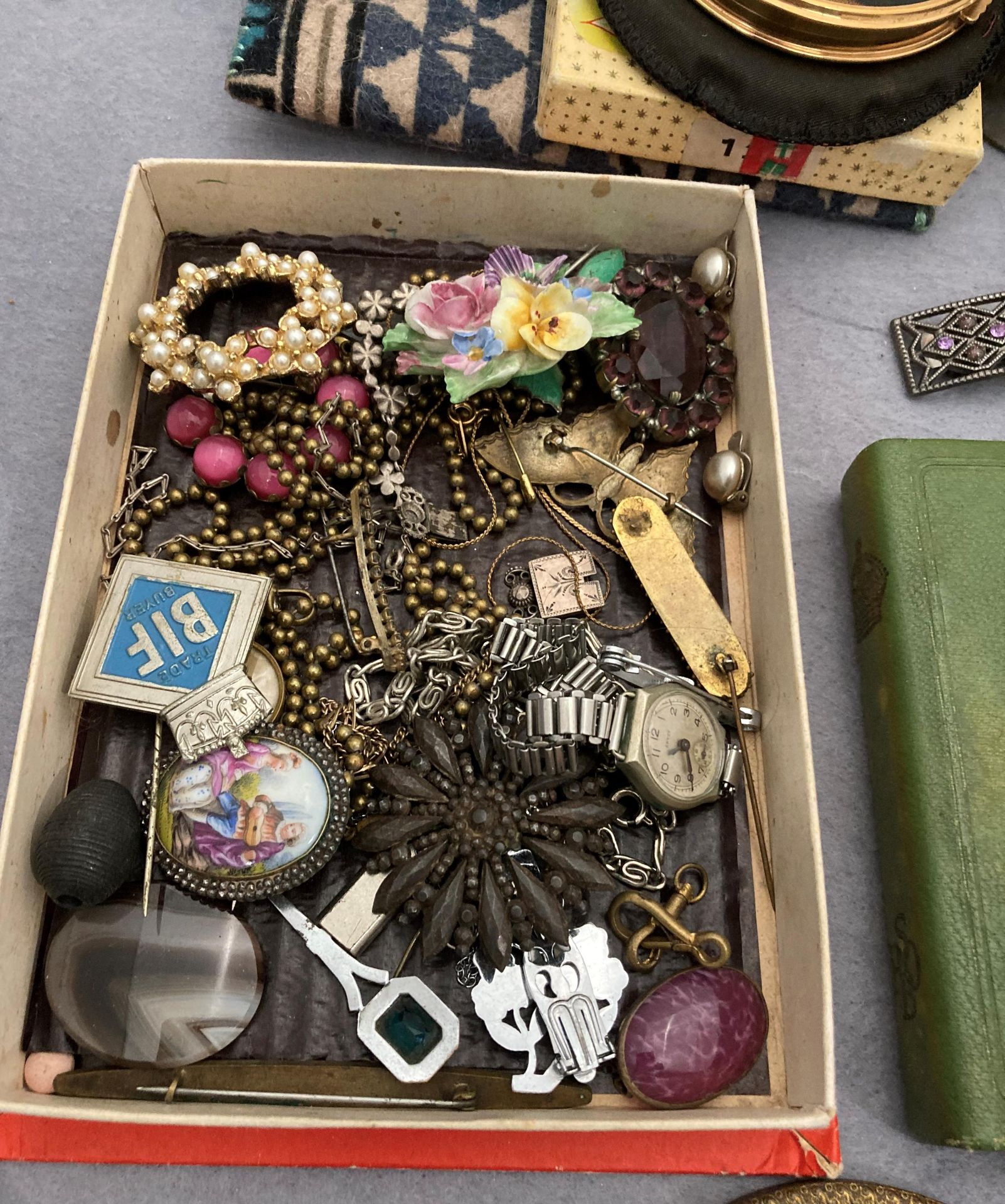 Contents to box - large quantity of vintage brooches hair pins, costume jewellery, - Image 3 of 4