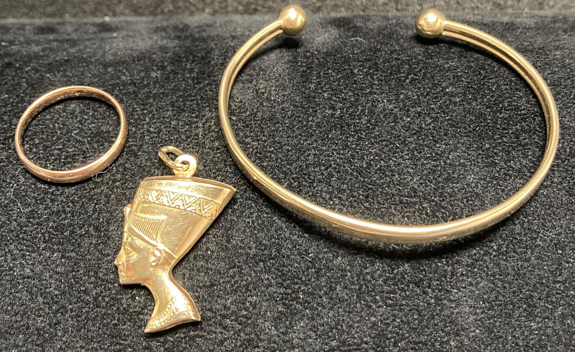 9ct gold wedding ring (size M), 9ct gold Nefertiti pendant and 9ct bangle (total weight 6.