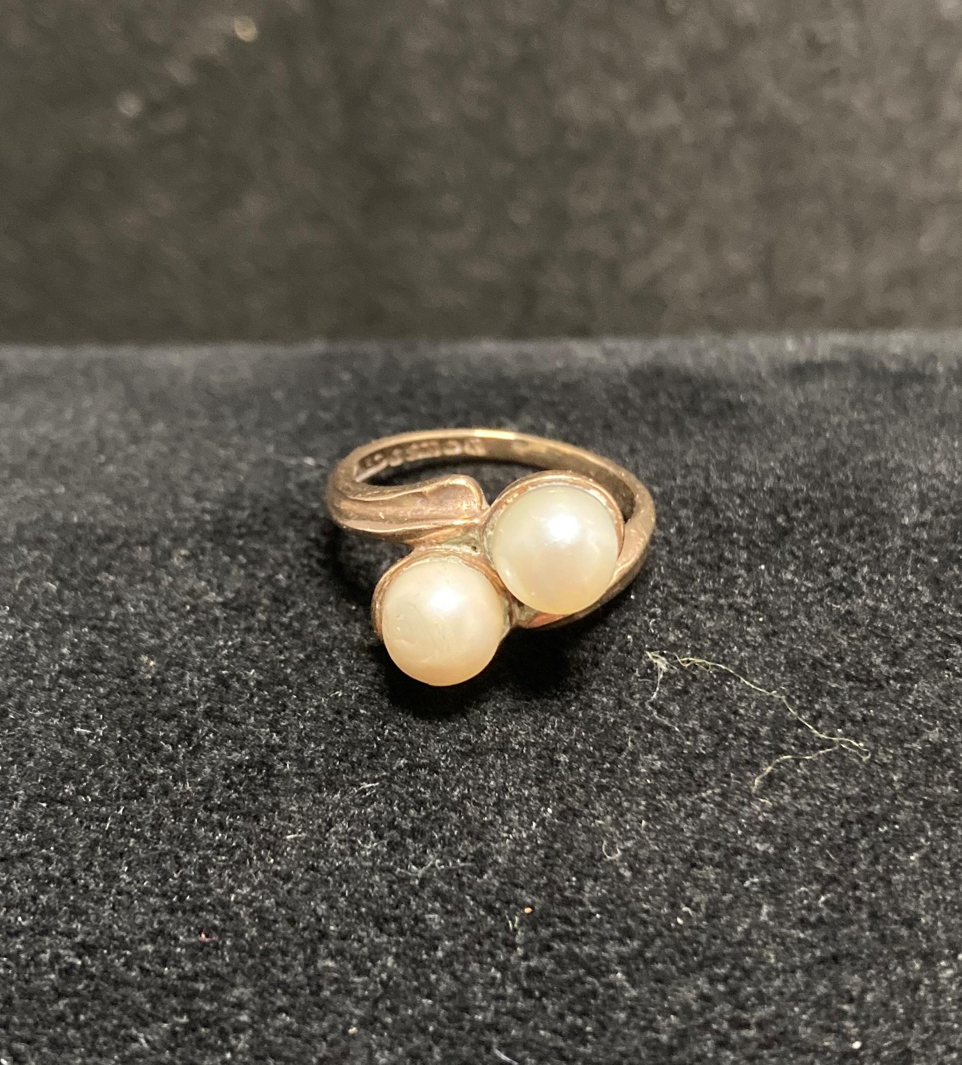 Four items - 9ct gold double pearl intwined designed ring (size G), 9ct gold signet ring (size V), - Image 3 of 4