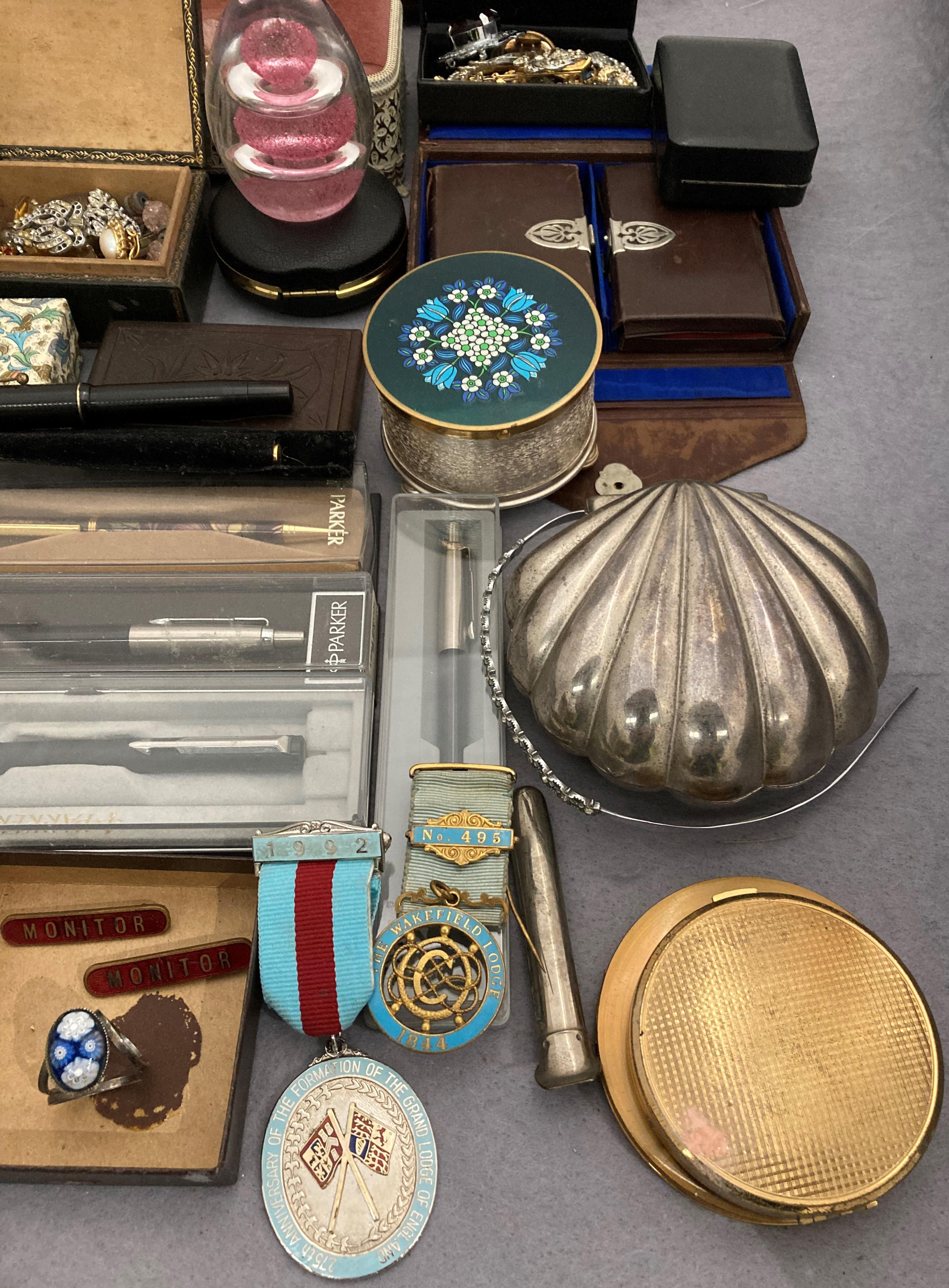 Contents to tray - assorted brooches, watches, jewellery boxes, enamel monitor badges, - Image 5 of 5