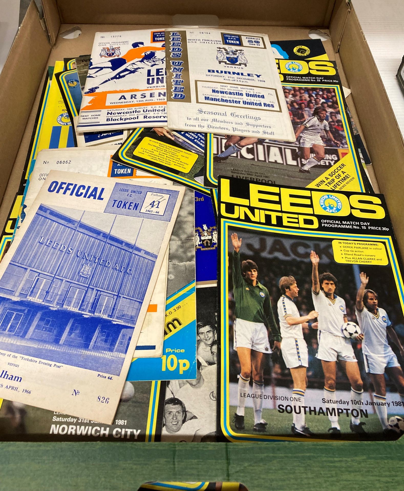 Contents to box - approx 90 Leeds United programmes circa 1960's/70's etc (saleroom location: K11)