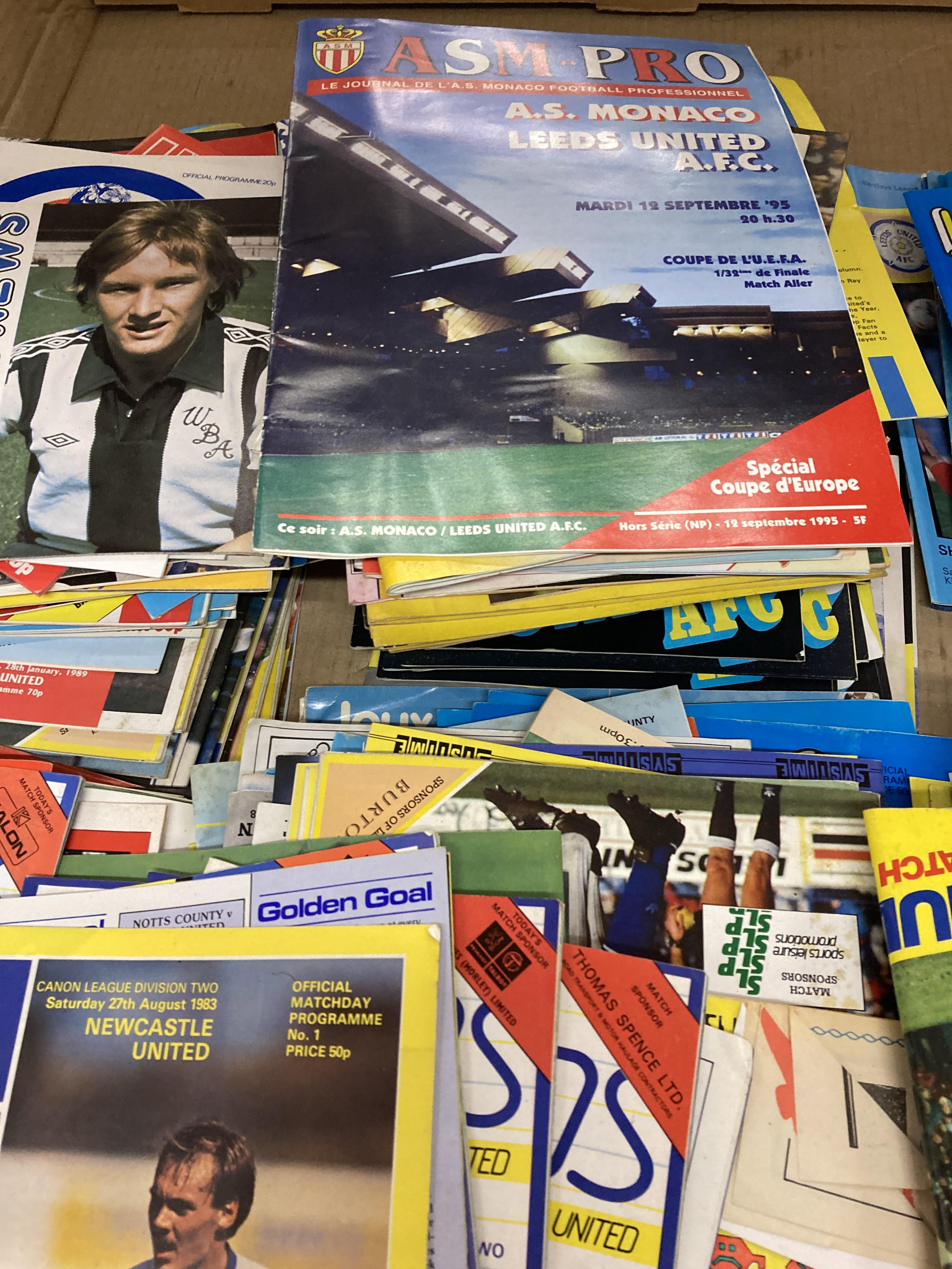 Contents to tray - a large quantity of mainly Leeds United home and away programmes from the - Image 4 of 5