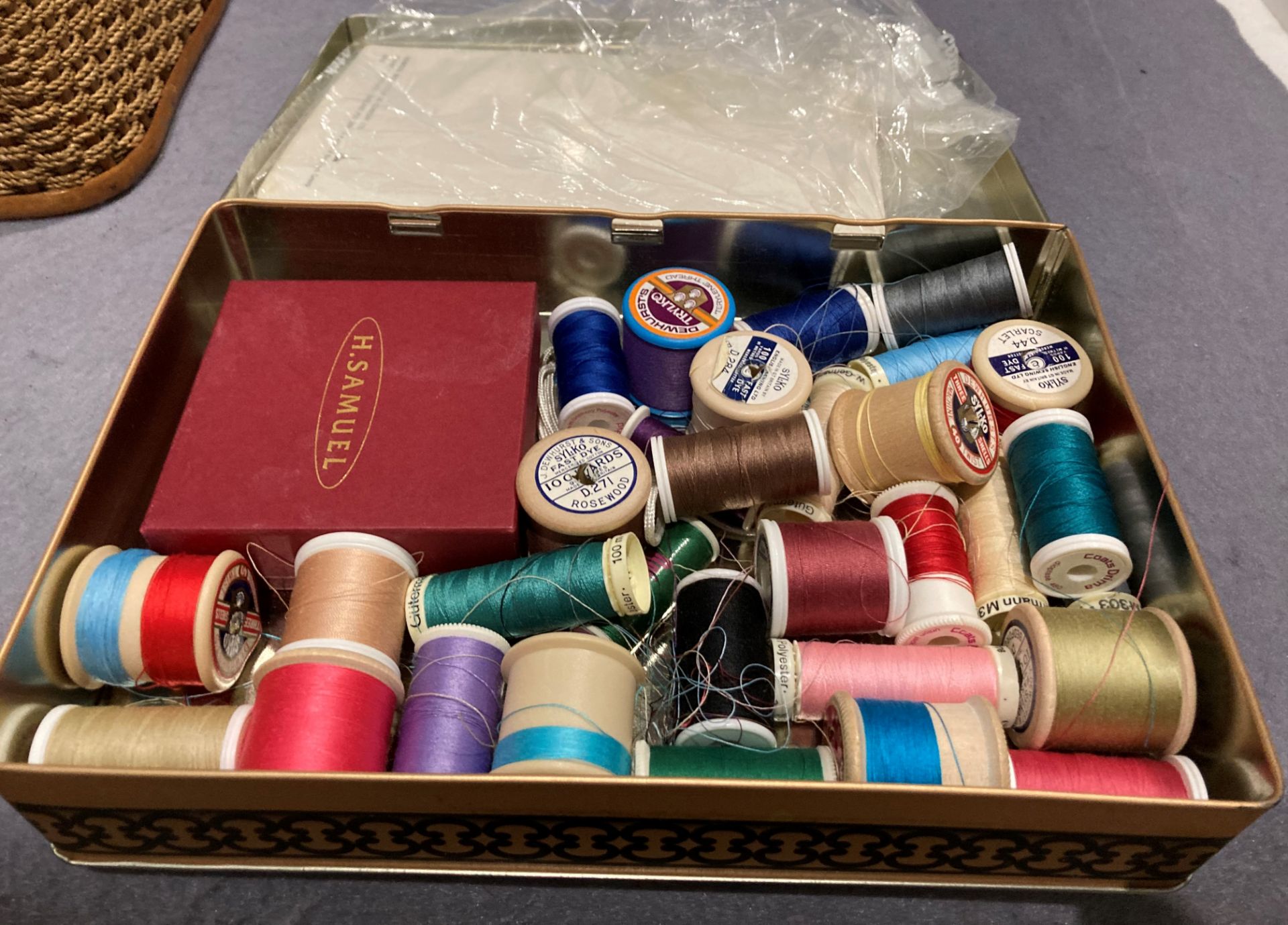 Contents to box - a sewing box with a quantity of sewing accessories, - Image 4 of 4